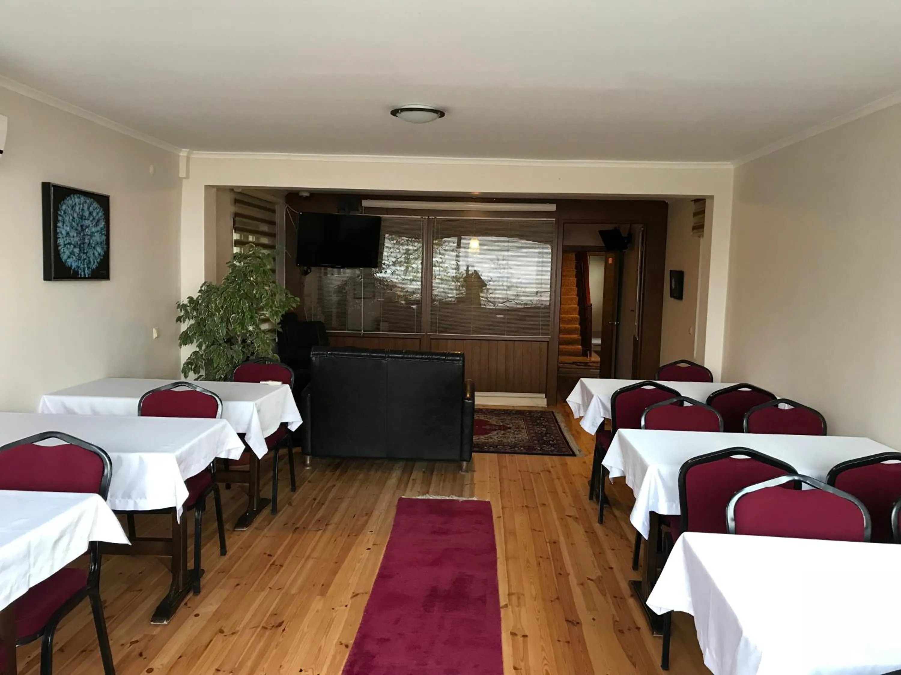 Communal lounge/ TV room in Sapanca Dilek Konagi Hotel