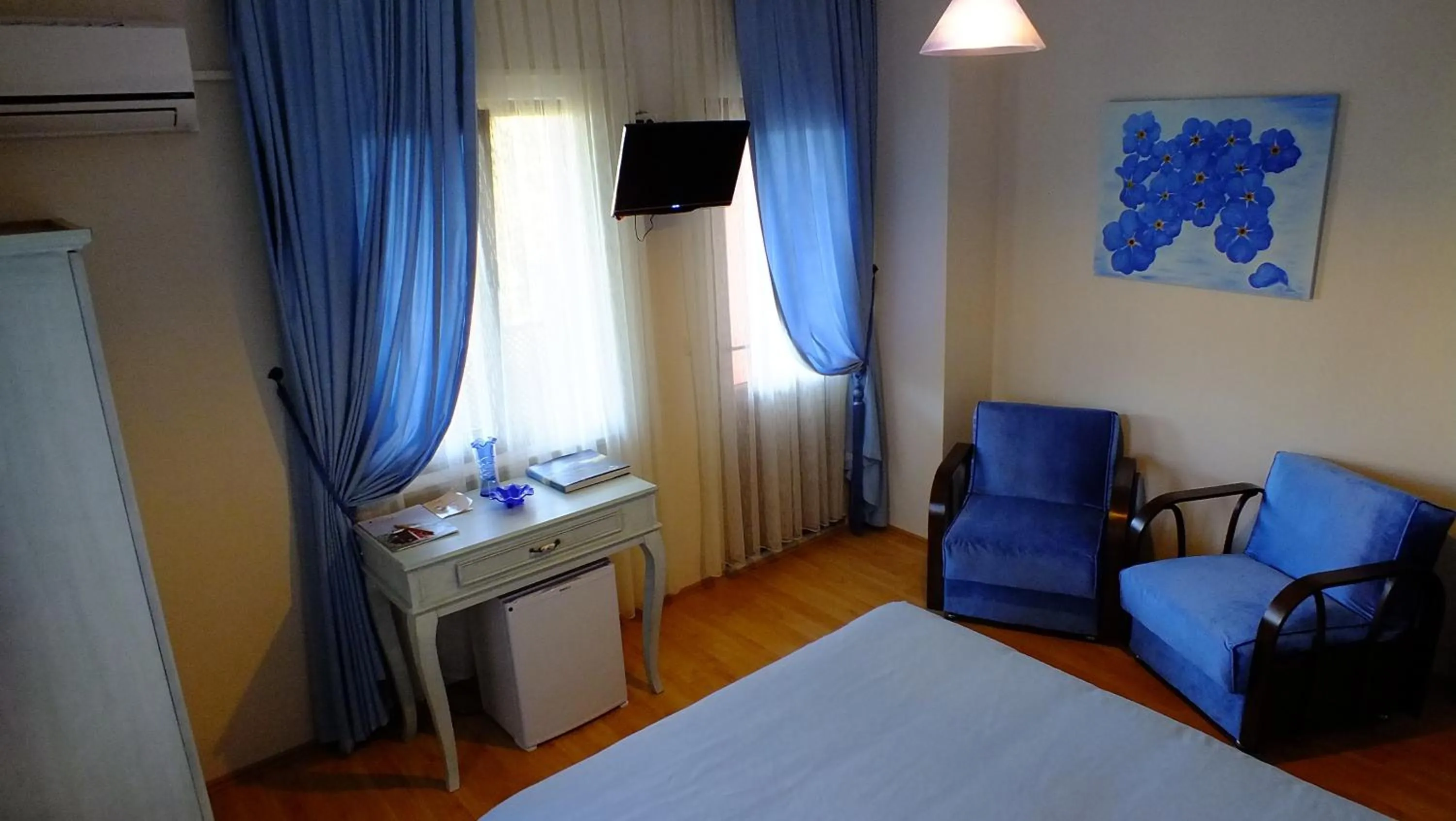 Photo of the whole room, Bed in Sapanca Dilek Konagi Hotel