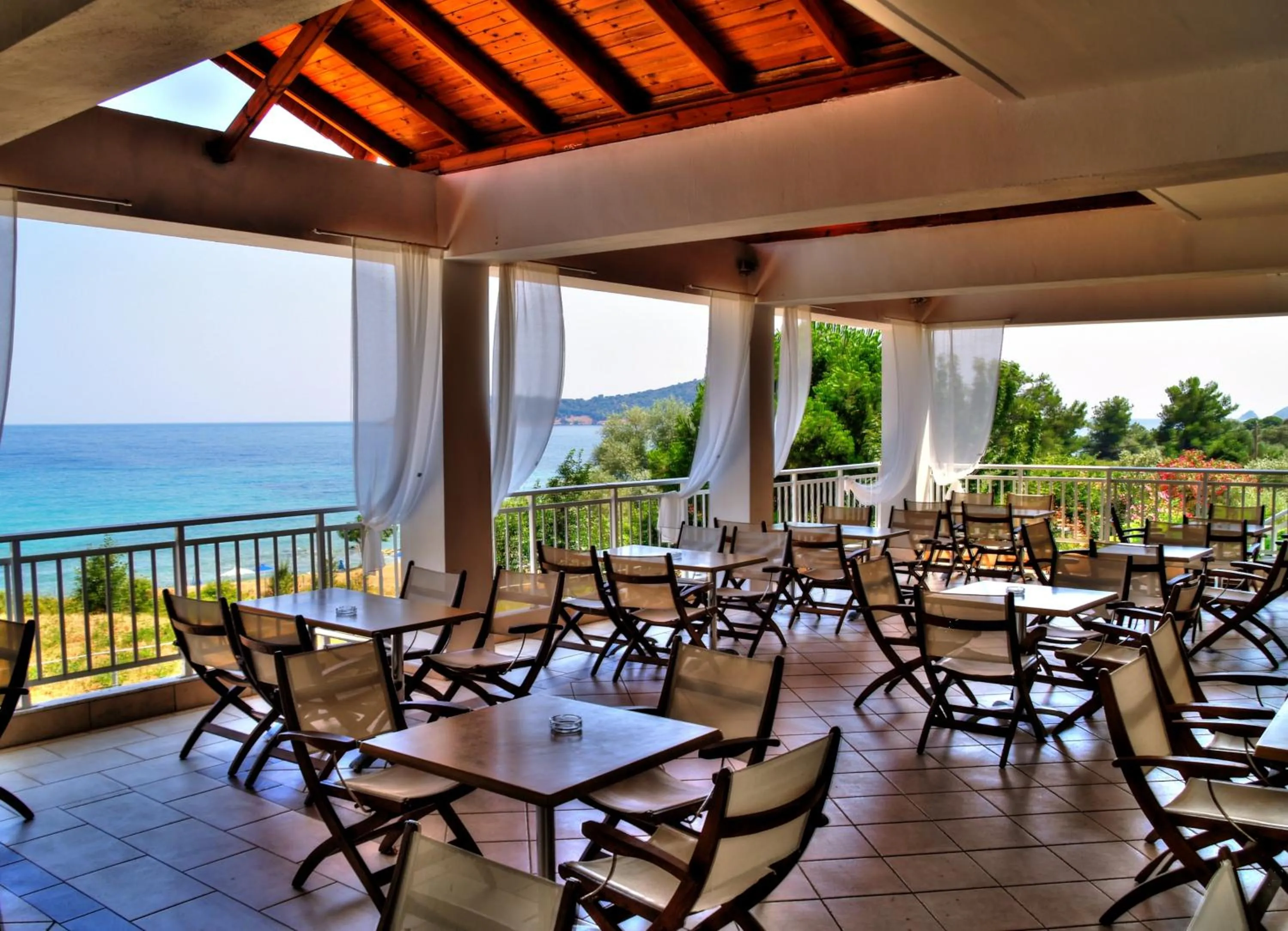 Restaurant/places to eat in Maranton Beach Hotel