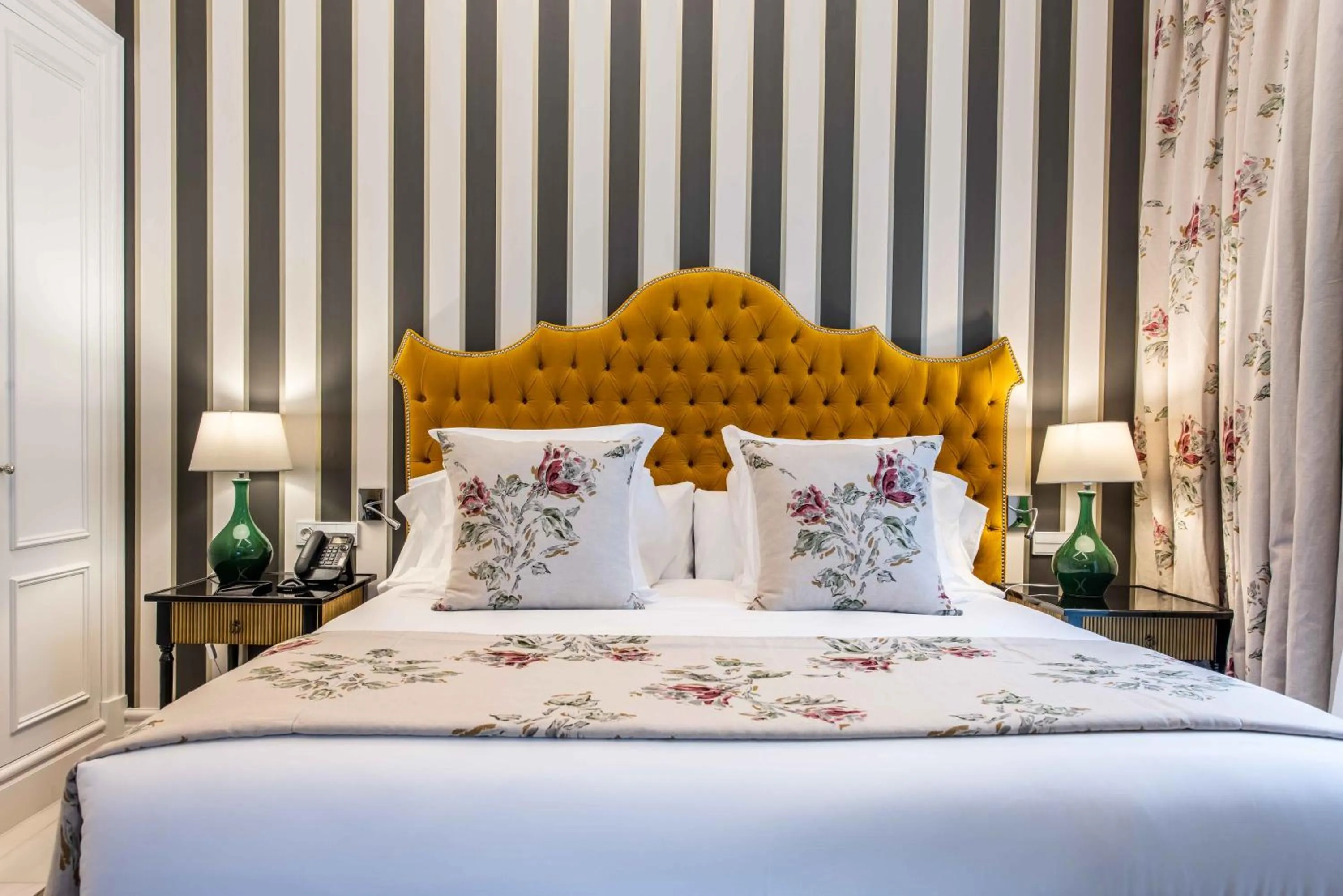 Bed in Hotel Casa Palacio María Luisa