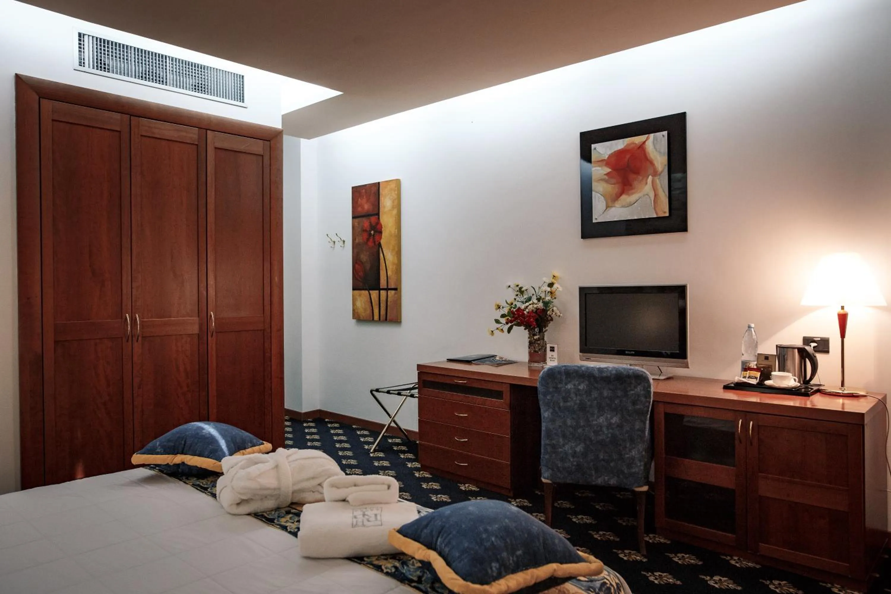 TV and multimedia, Bed in River Palace Hotel