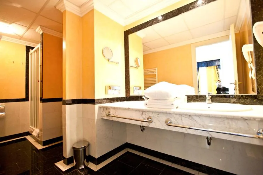 Bathroom in River Palace Hotel