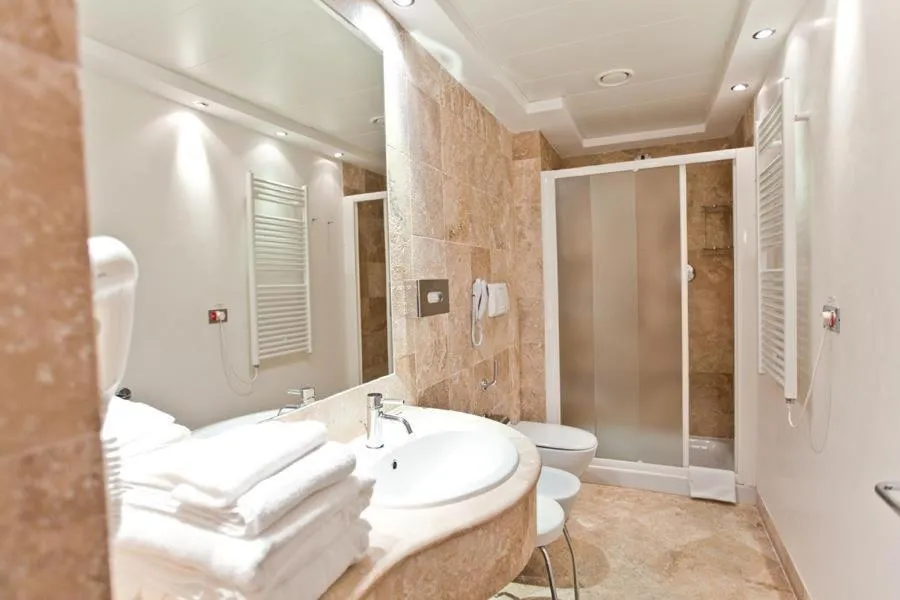 Shower in River Palace Hotel