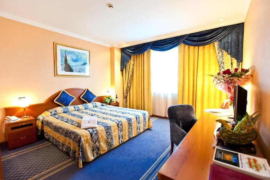 Photo of the whole room, Bed in River Palace Hotel