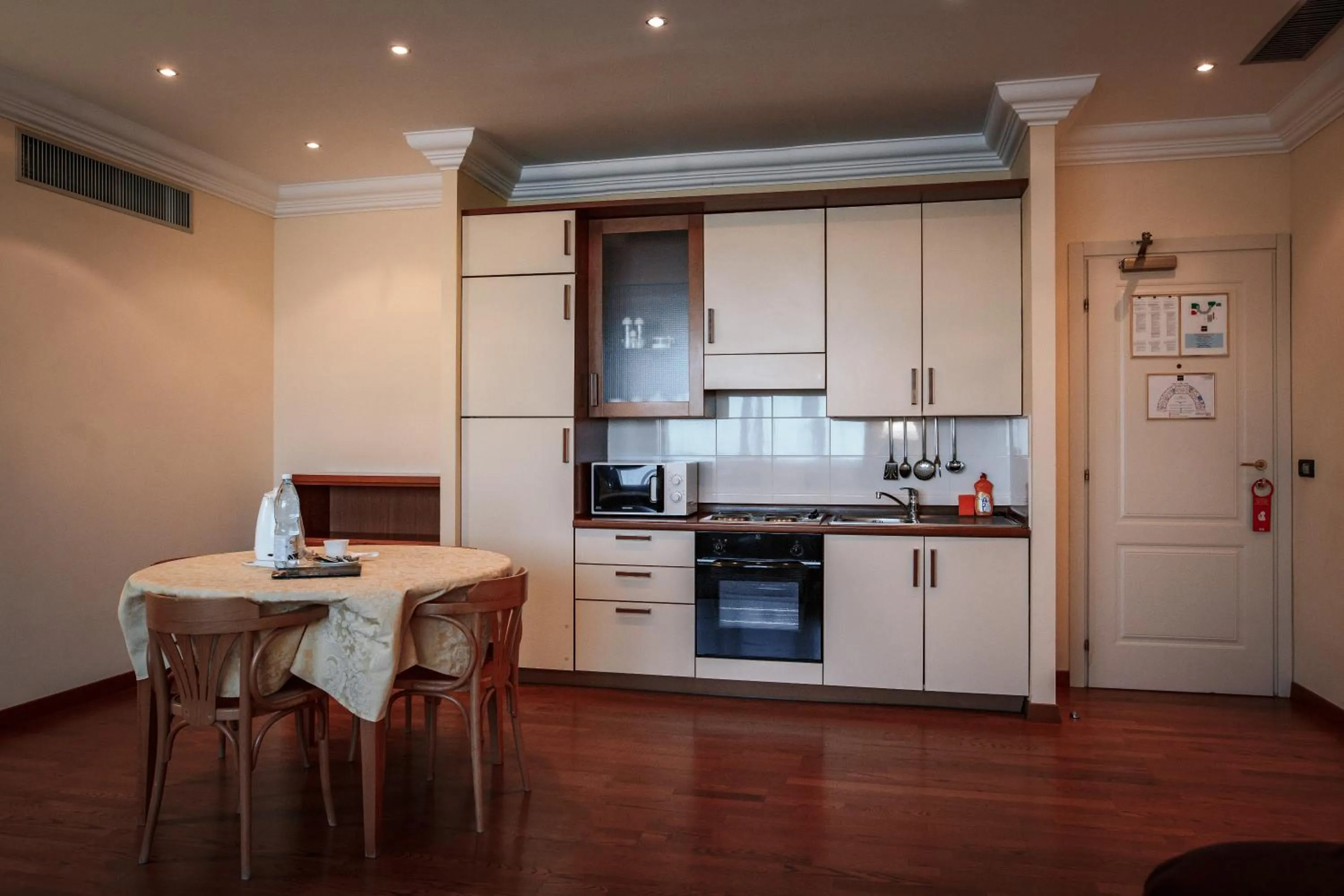 Kitchen or kitchenette in River Palace Hotel