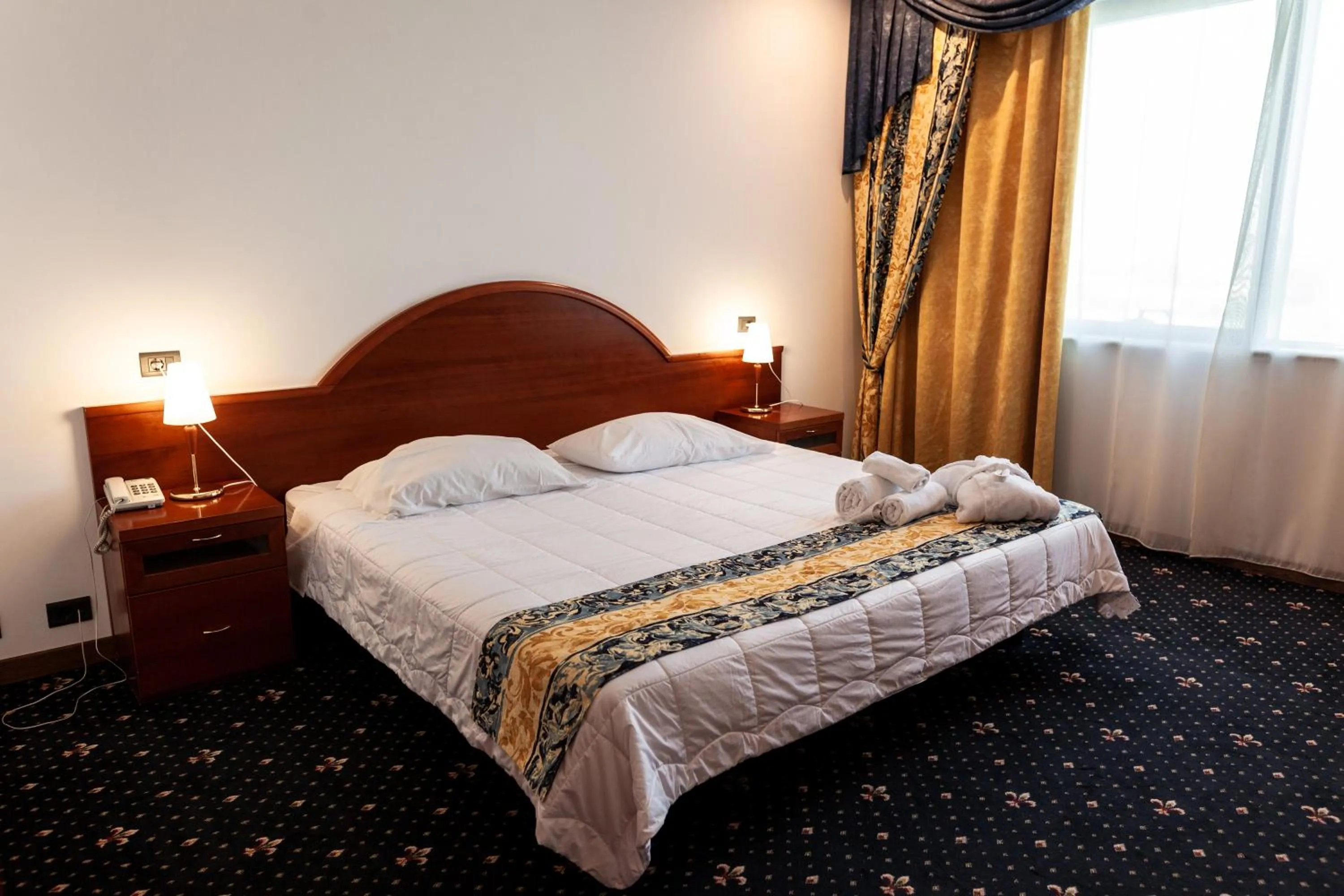 Photo of the whole room, Bed in River Palace Hotel