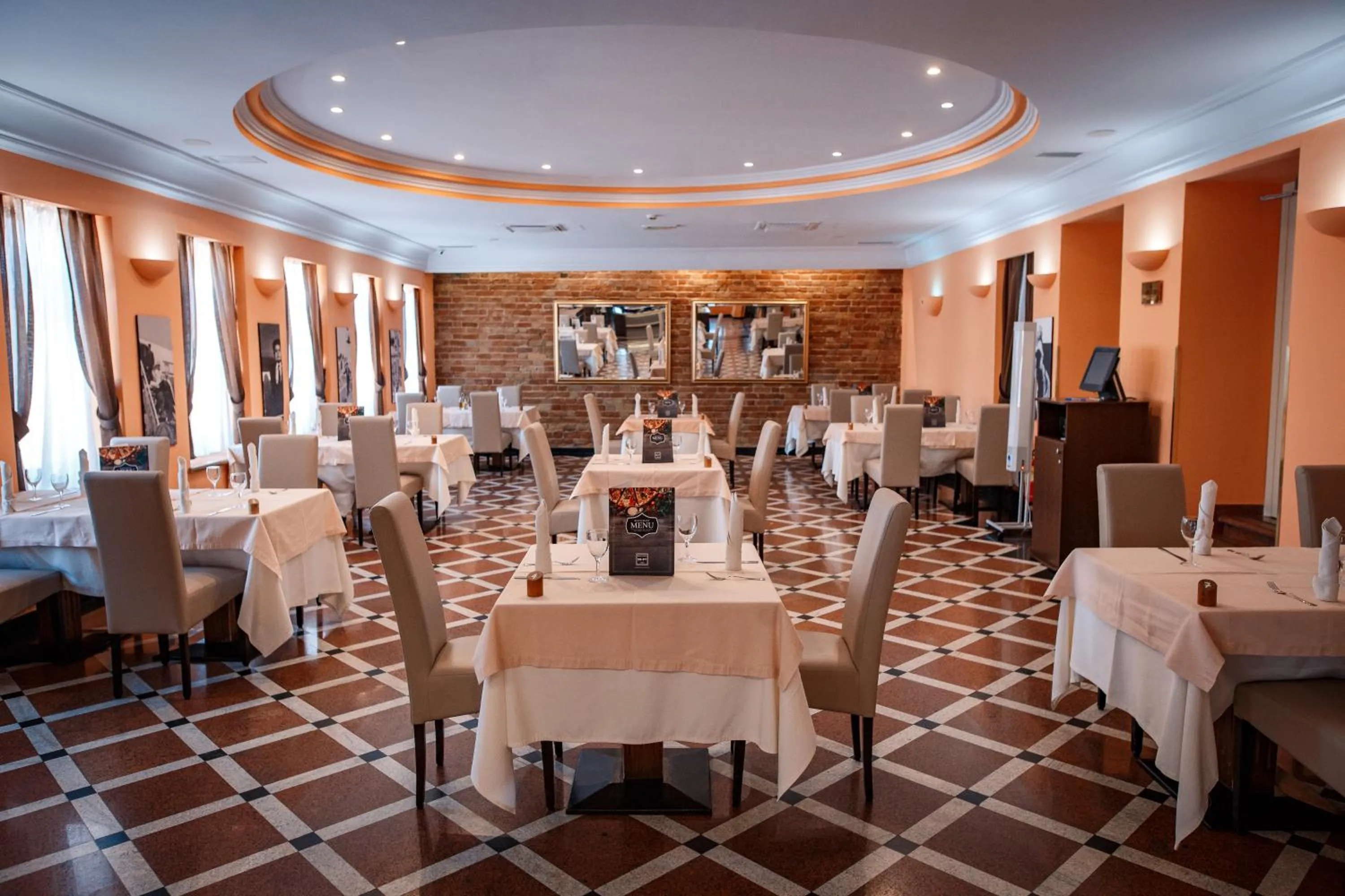 Restaurant/places to eat in River Palace Hotel