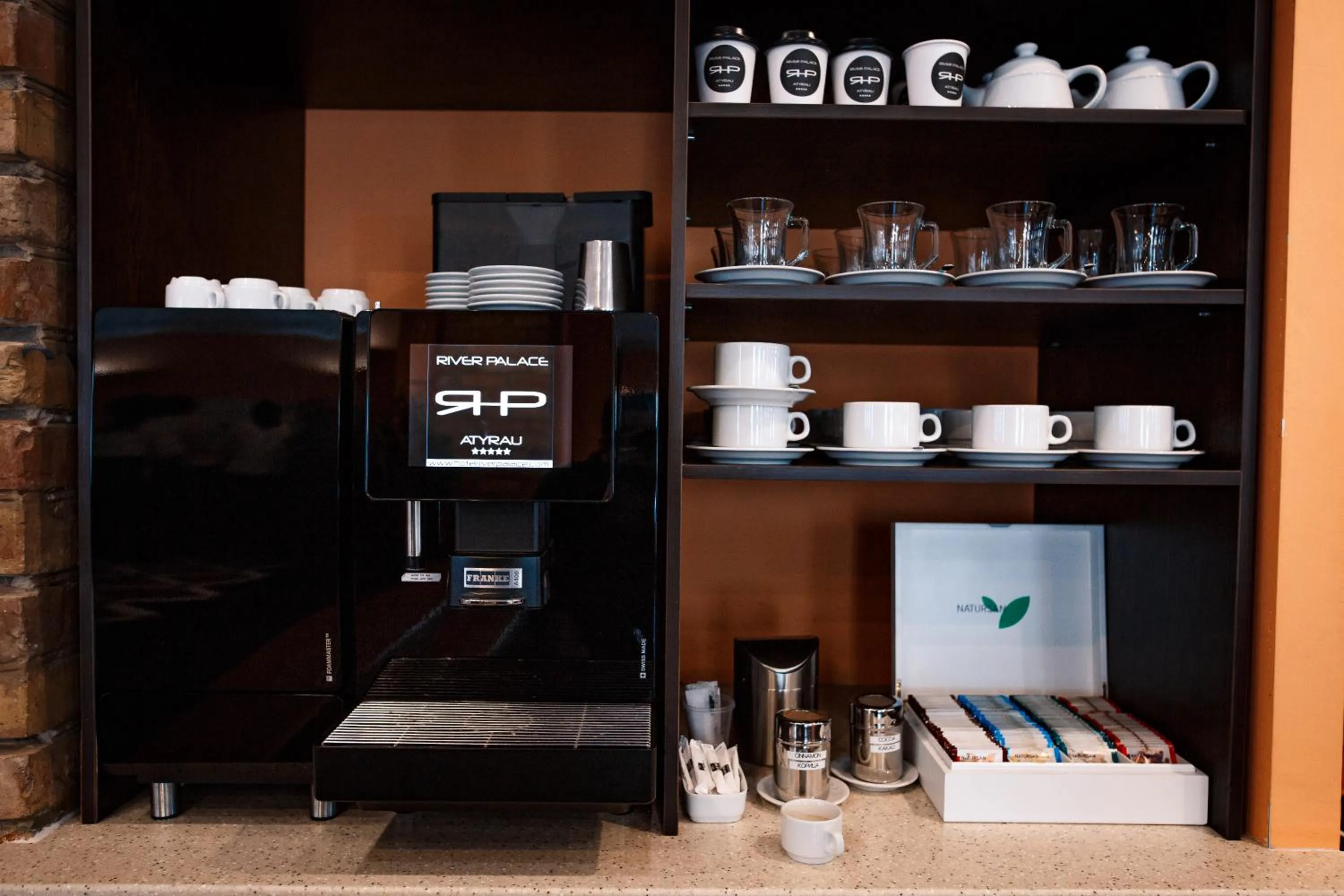 Coffee/tea facilities in River Palace Hotel