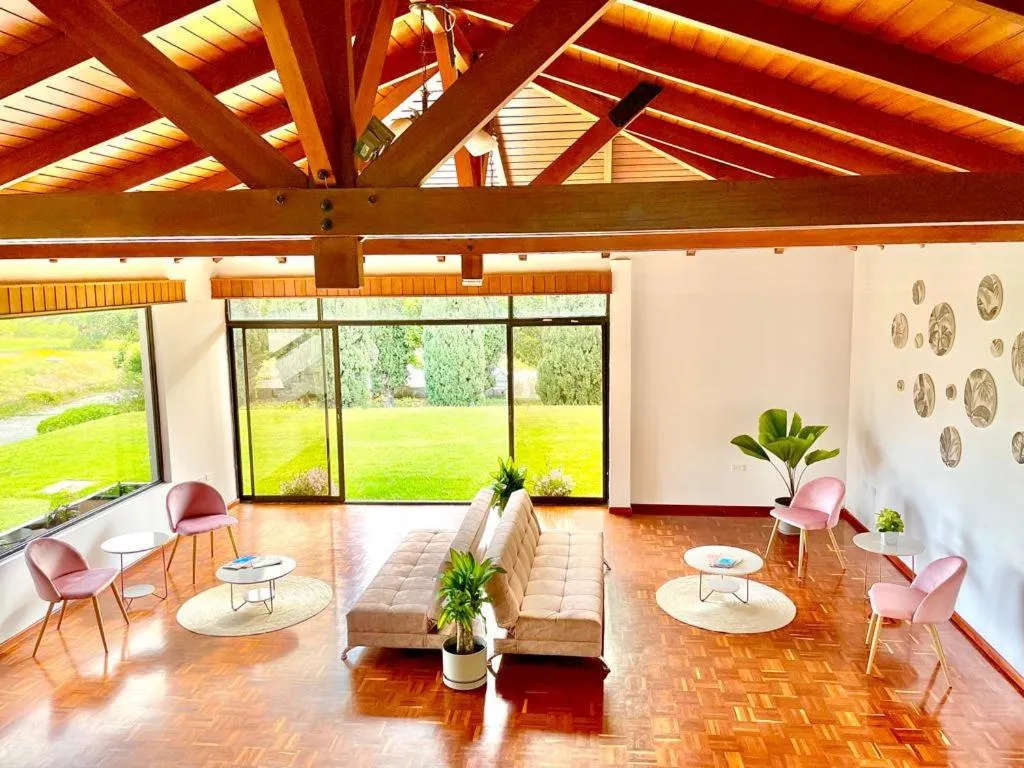 Quito Airport Suites Hotel