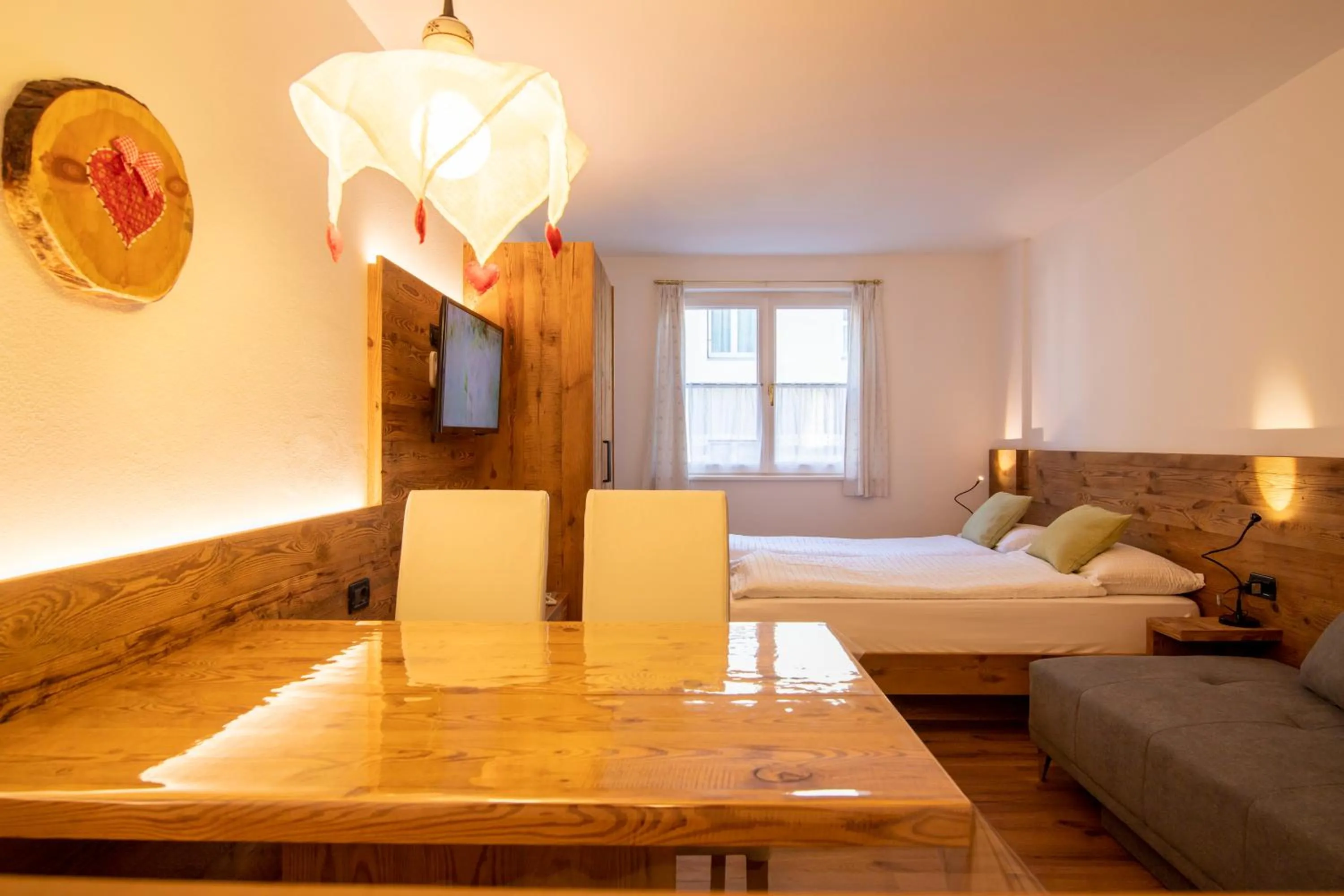 Lunch, Bed in Residence Montebel