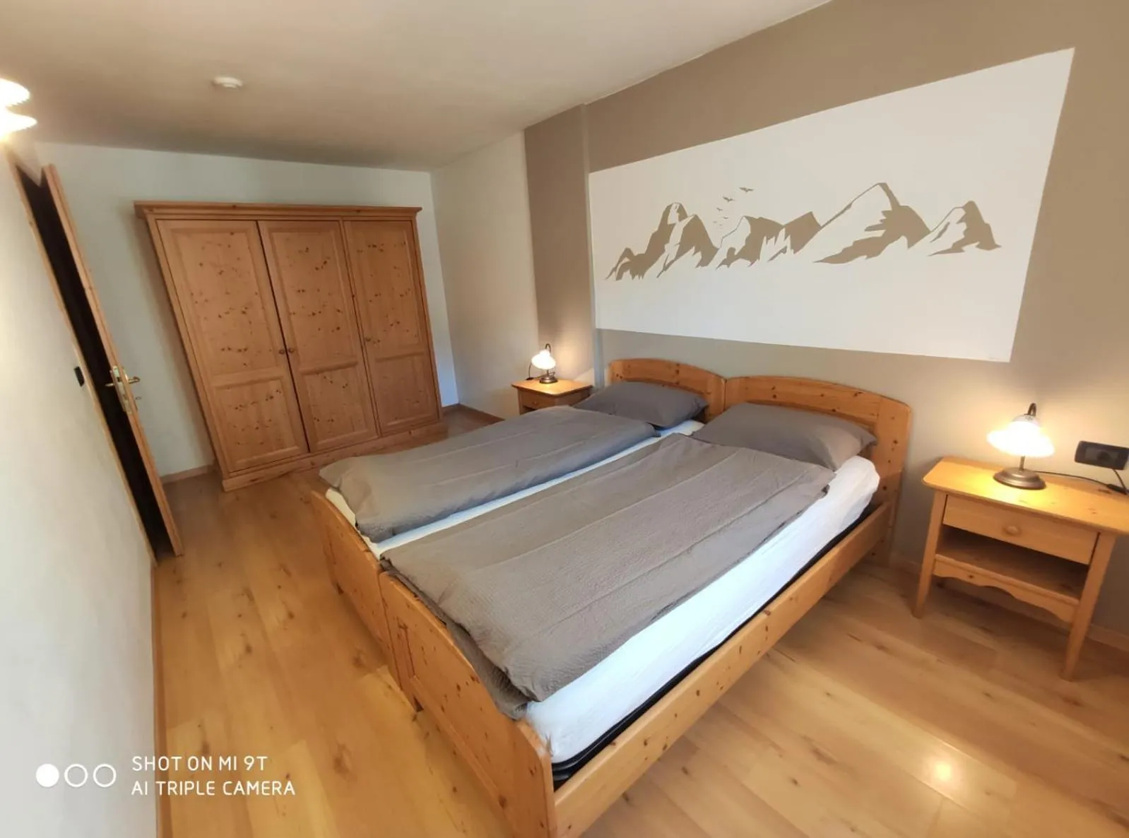 Photo of the whole room, Bed in Residence Montebel