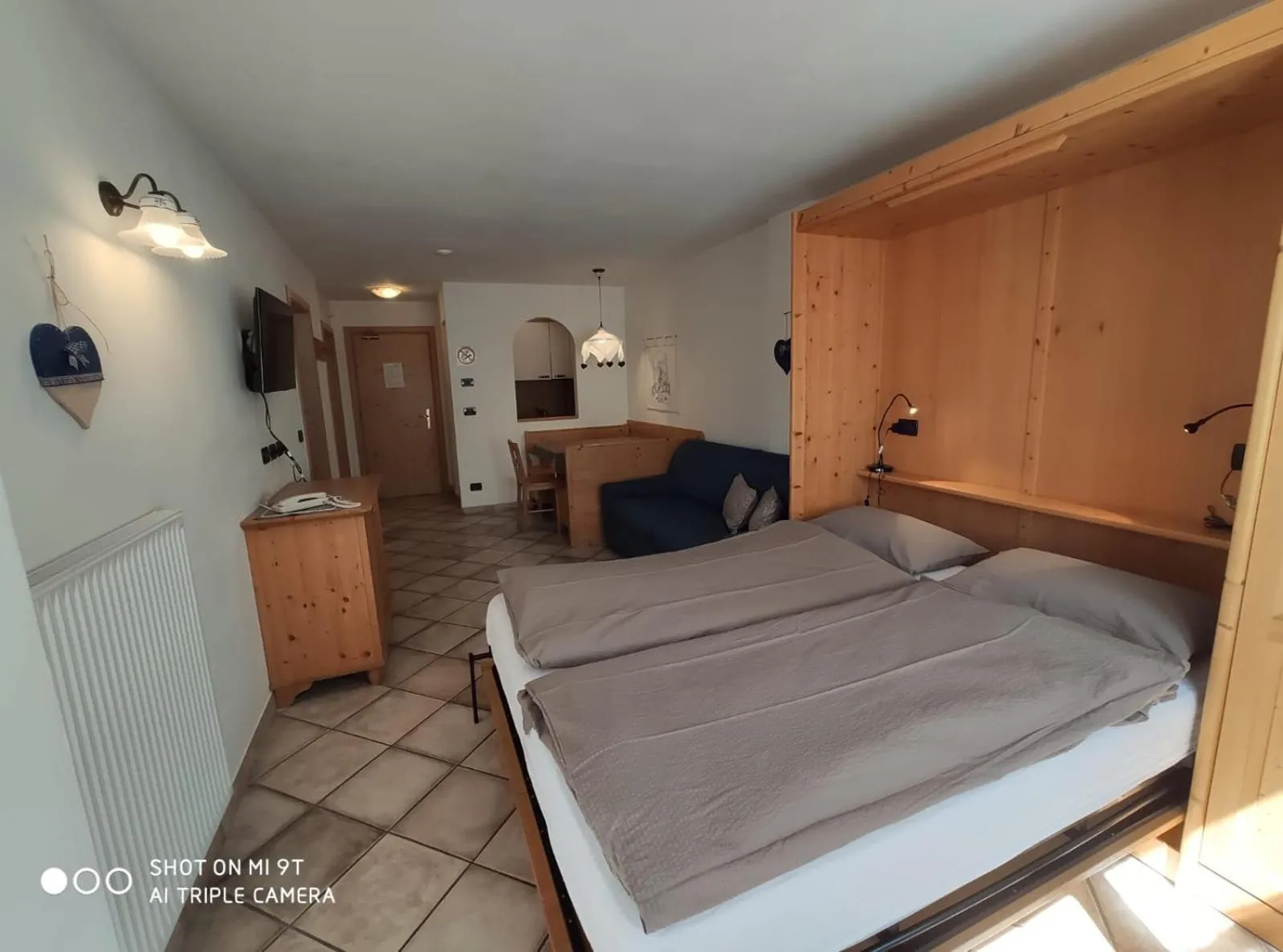 Photo of the whole room, Bed in Residence Montebel