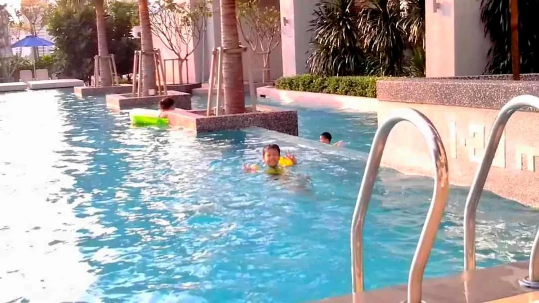 Swimming pool in Platinum Suites at Swiss Garden