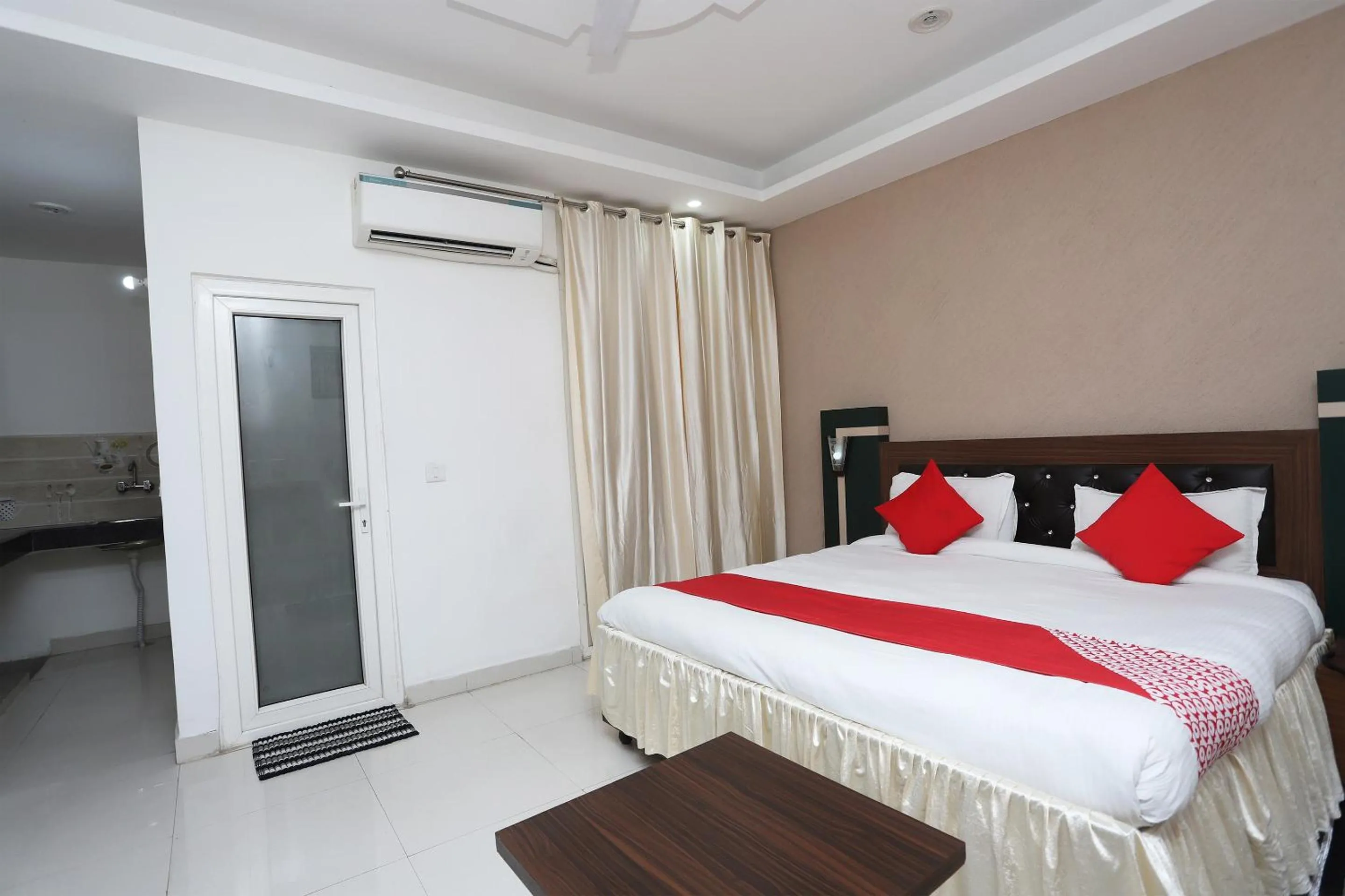Bedroom, Bed in Super Capital O Levanti Near Aravali Biodiversity Park