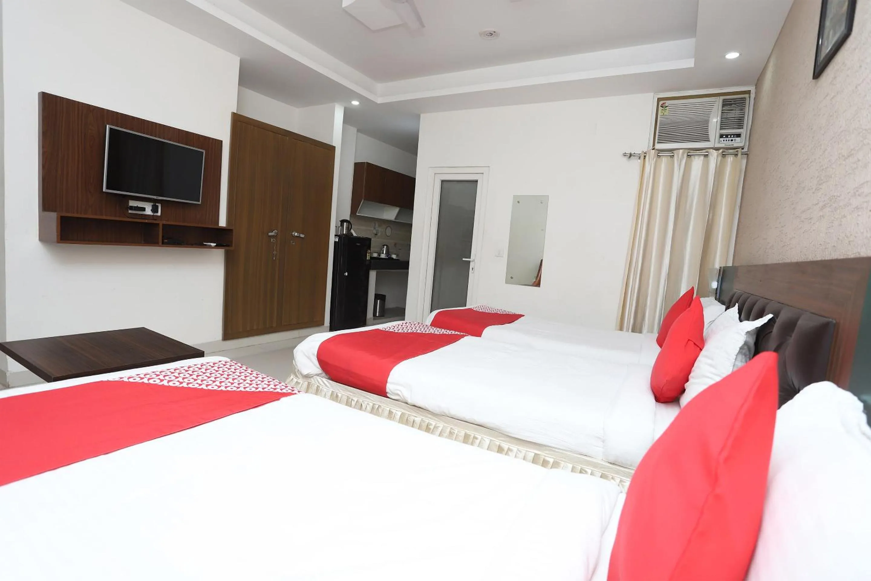 Bedroom, Bed in Super Capital O Levanti Near Aravali Biodiversity Park