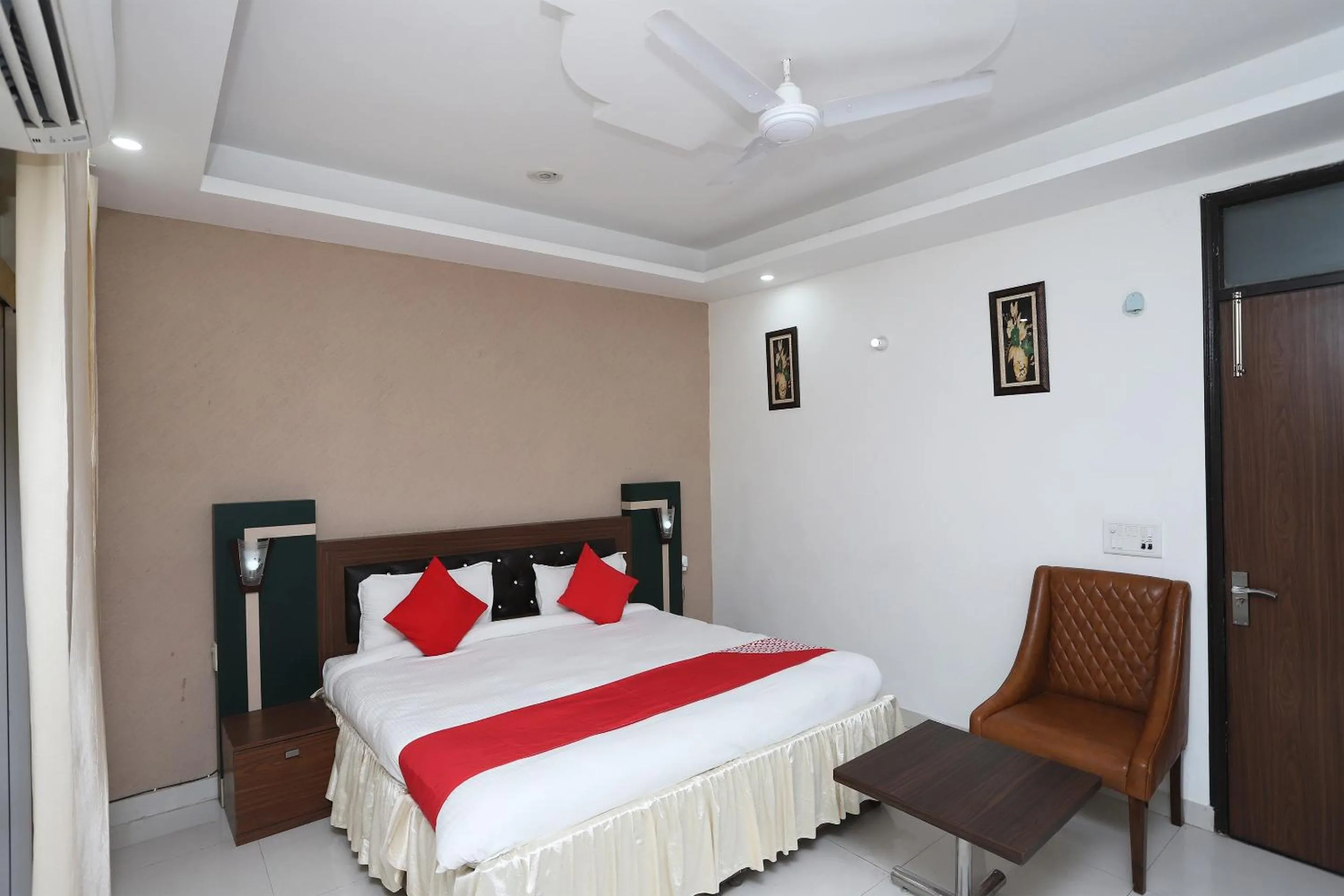 Bedroom, Bed in Super Capital O Levanti Near Aravali Biodiversity Park