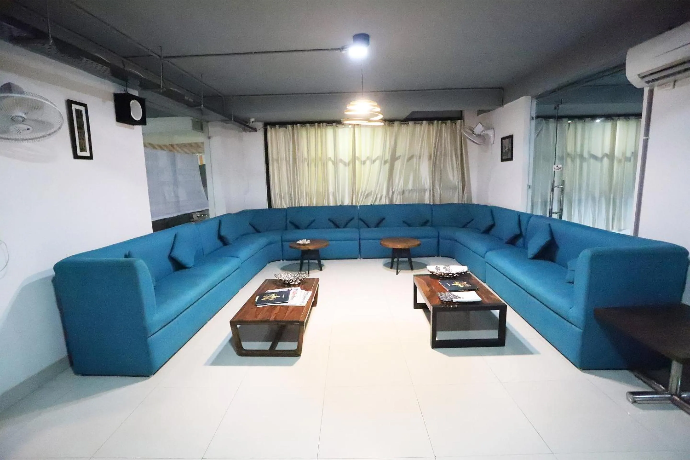 Lobby or reception in Super Capital O Levanti Near Aravali Biodiversity Park