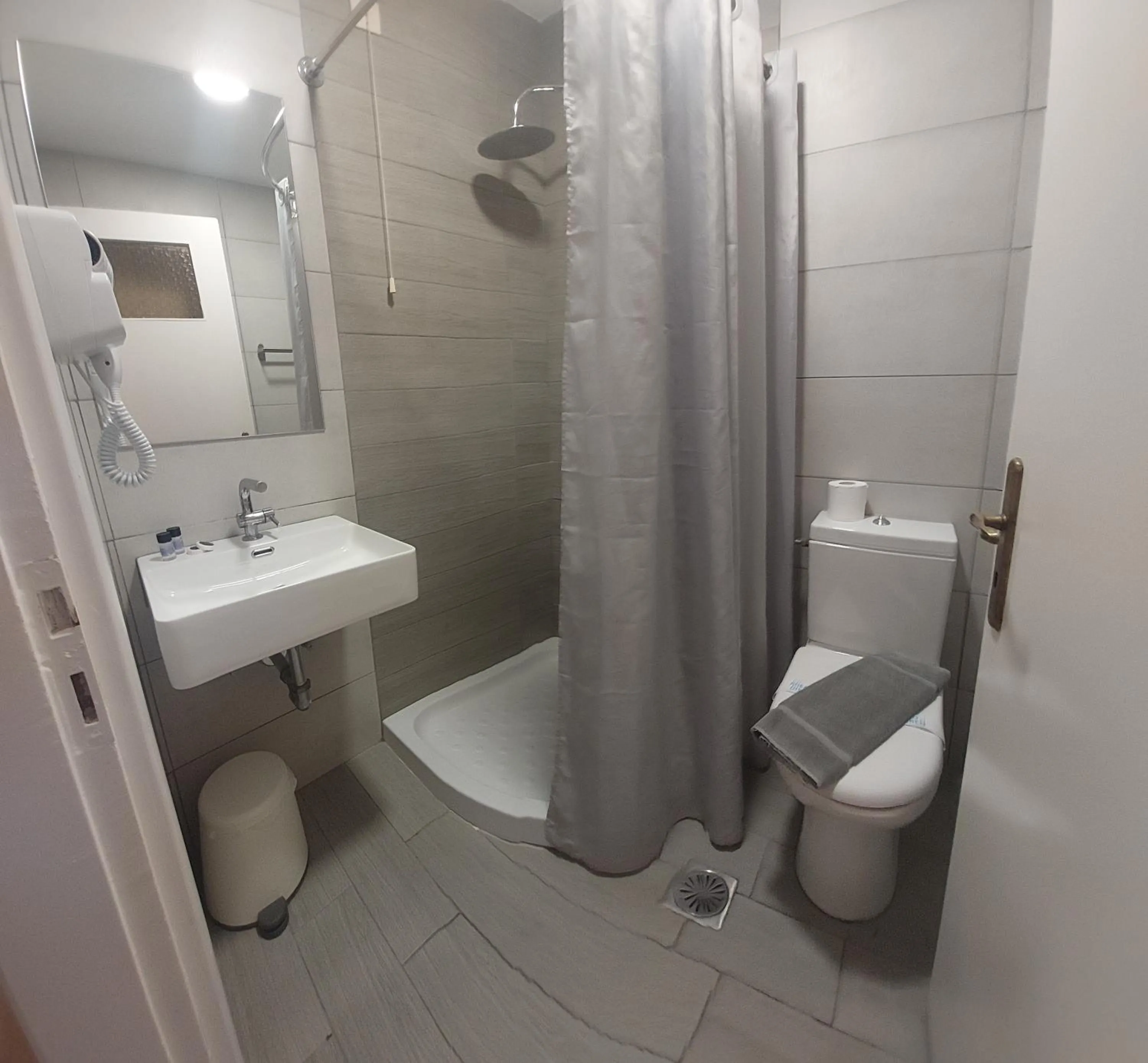 Shower in Hotel Avra