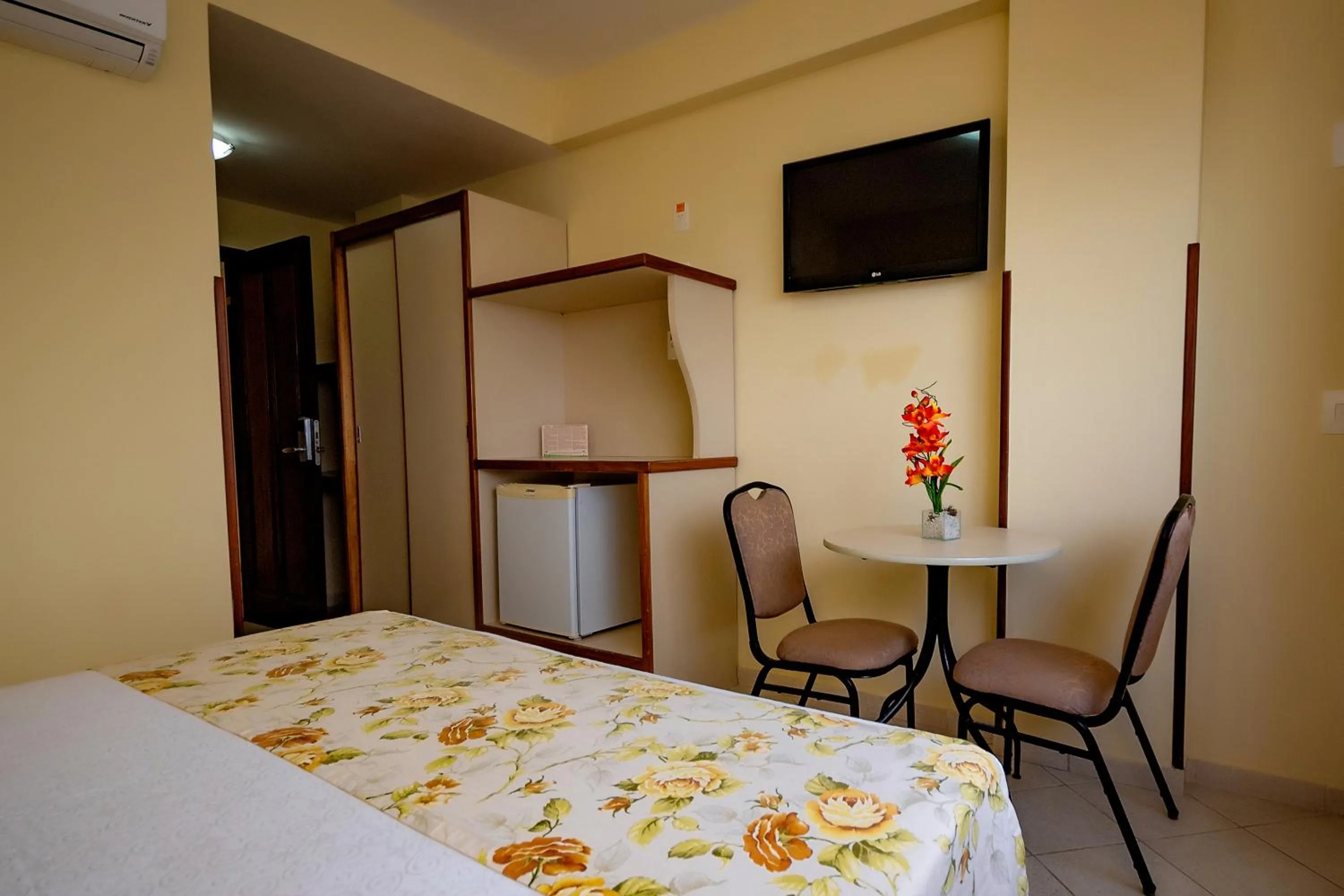 Photo of the whole room, Bed in Yak Beach Hotel Ponta Negra