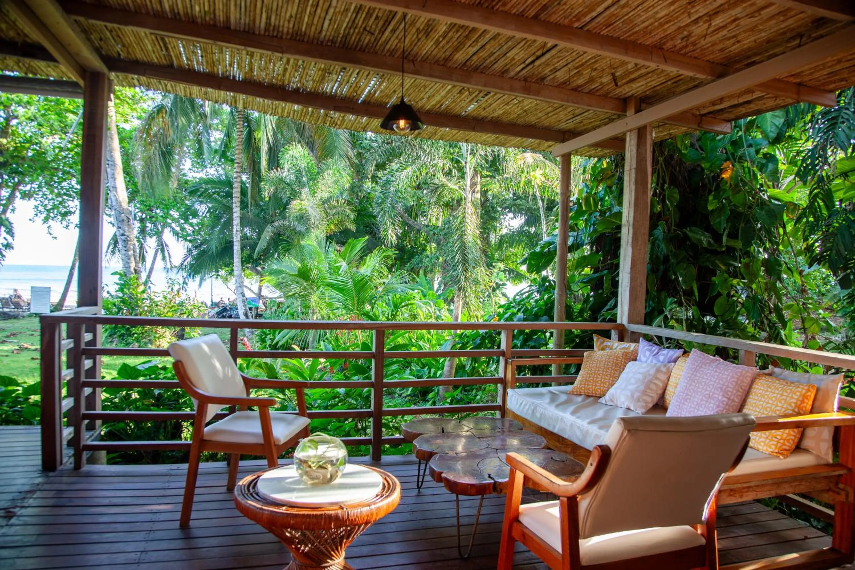 Restaurant/places to eat in Le Cameleon Hotel