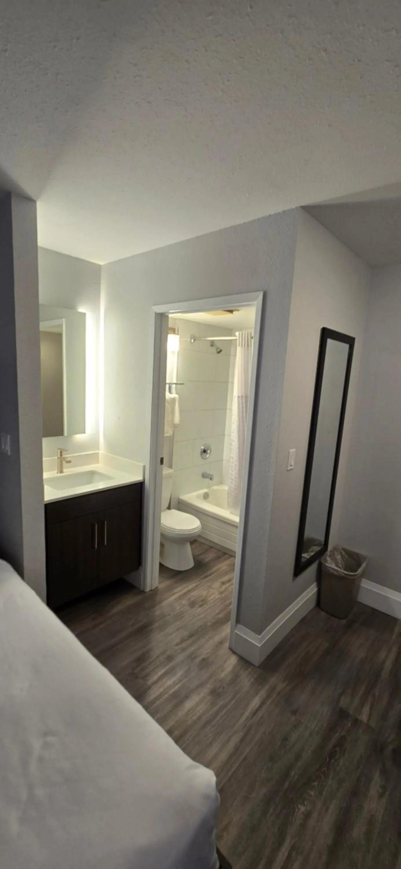 Bathroom, Bed in Park Inn by Radisson Osoyoos