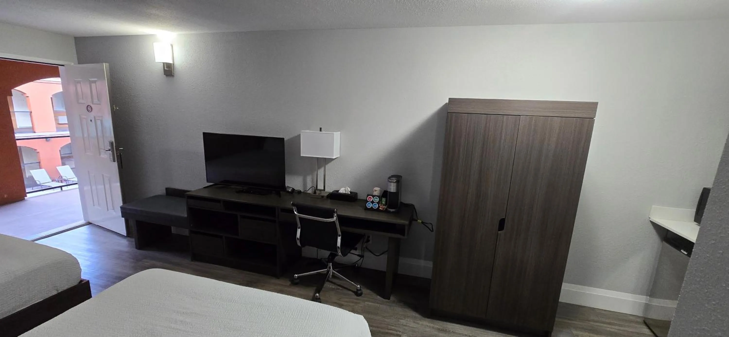 TV and multimedia, Bed in Park Inn by Radisson Osoyoos