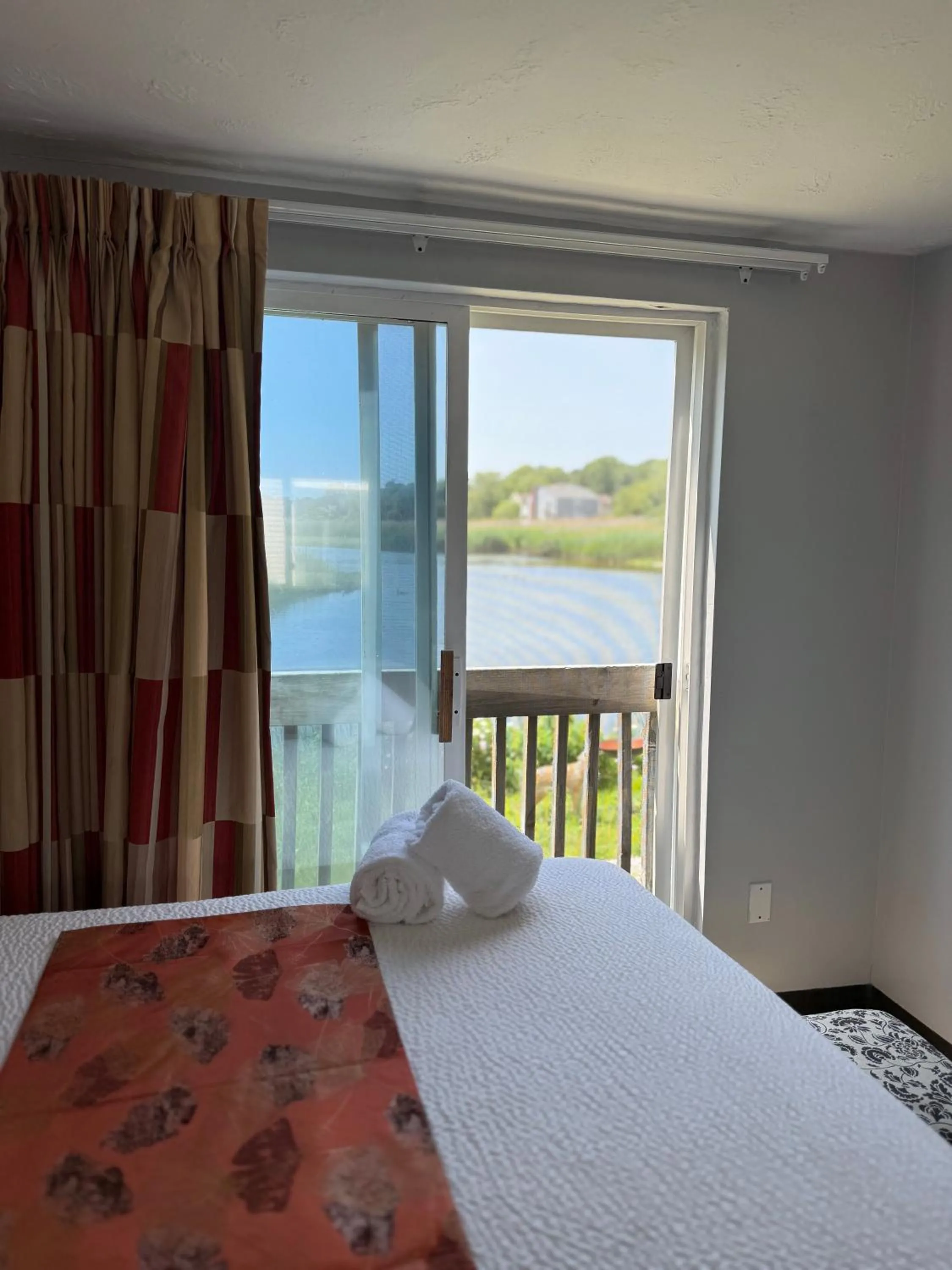 Bayside King Room in Cape Sands Inn
