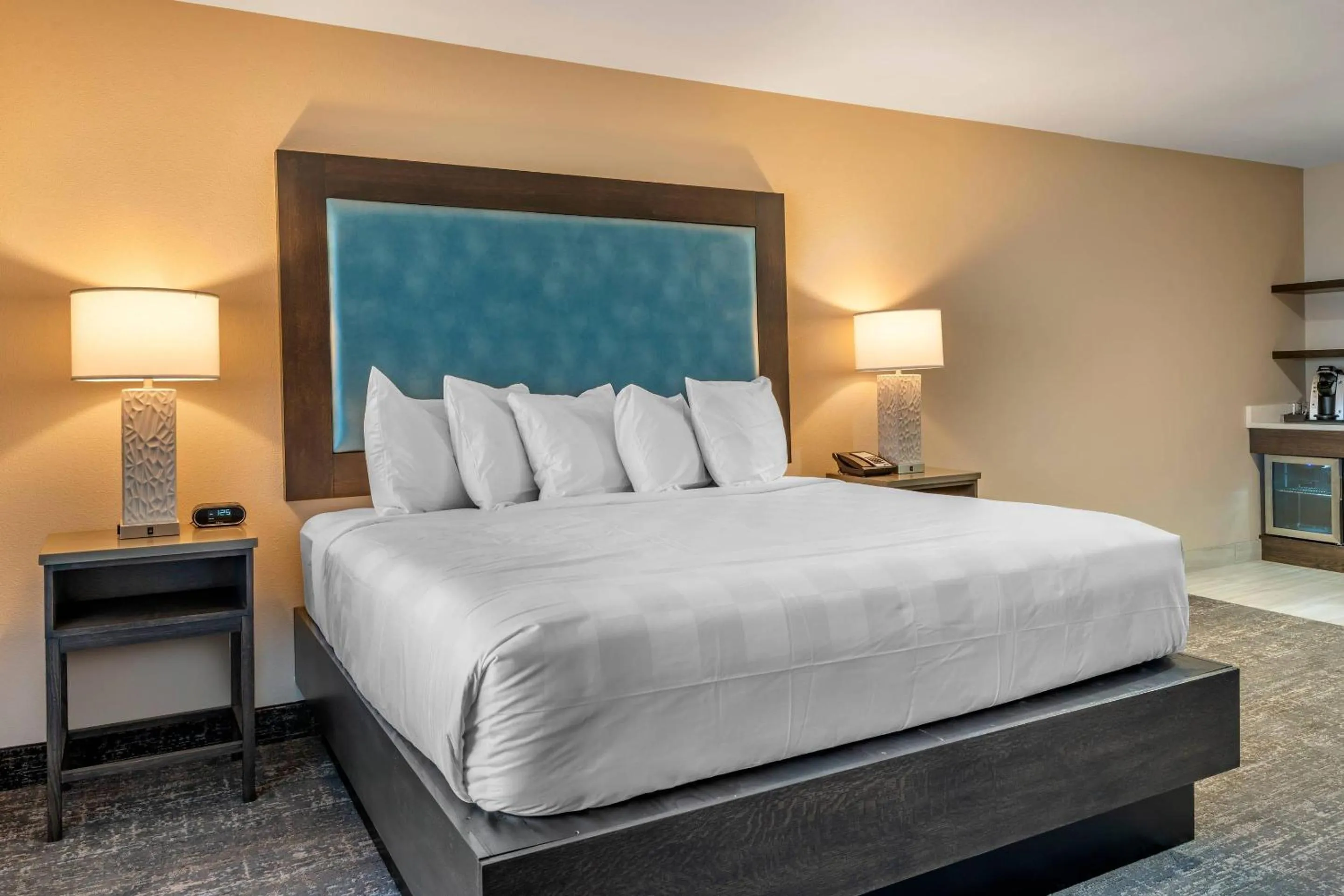 Bedroom, Bed in Lincoln Sands Oceanfront Resort, an Ascend Collection Hotel