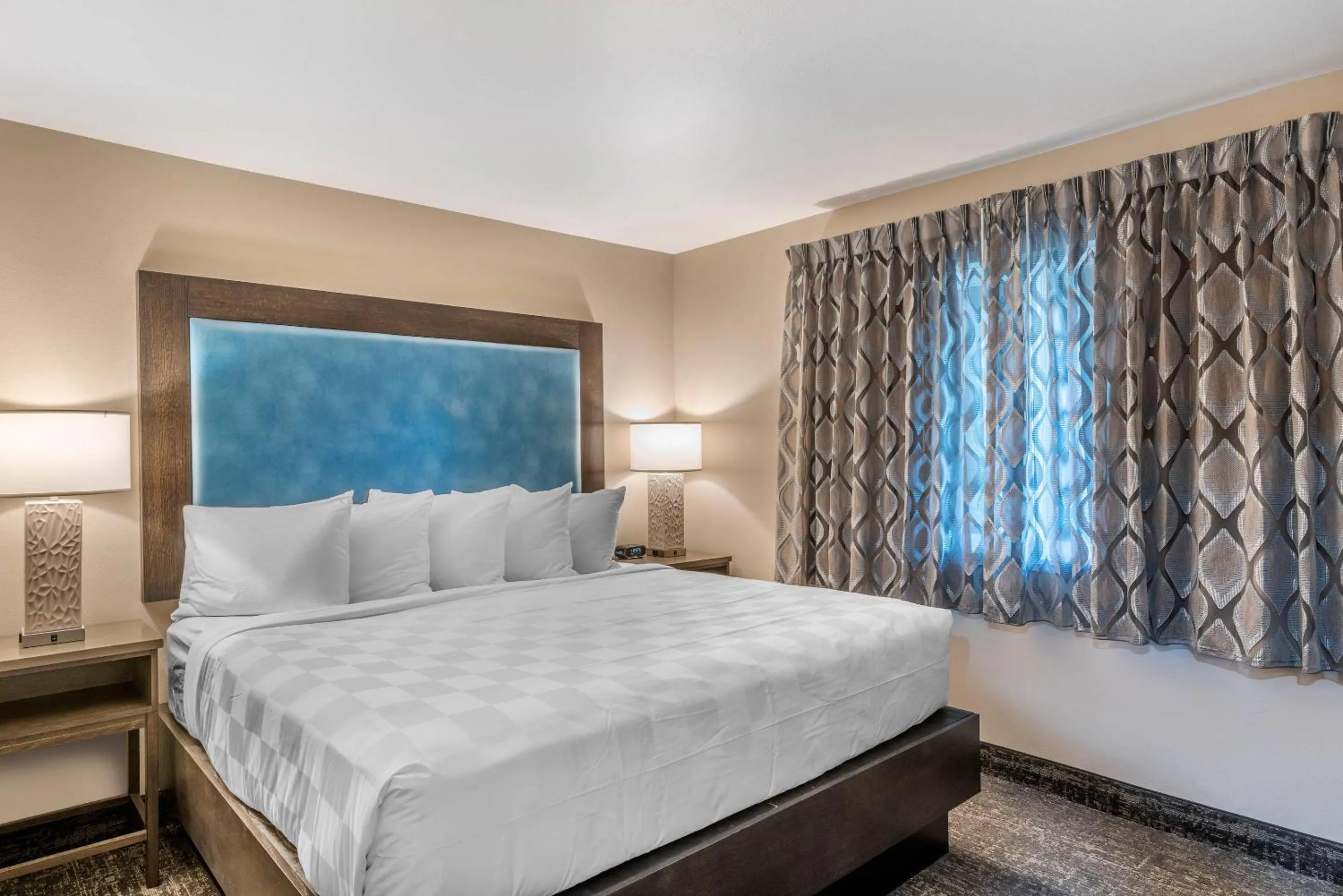 Bedroom, Bed in Lincoln Sands Oceanfront Resort, an Ascend Collection Hotel