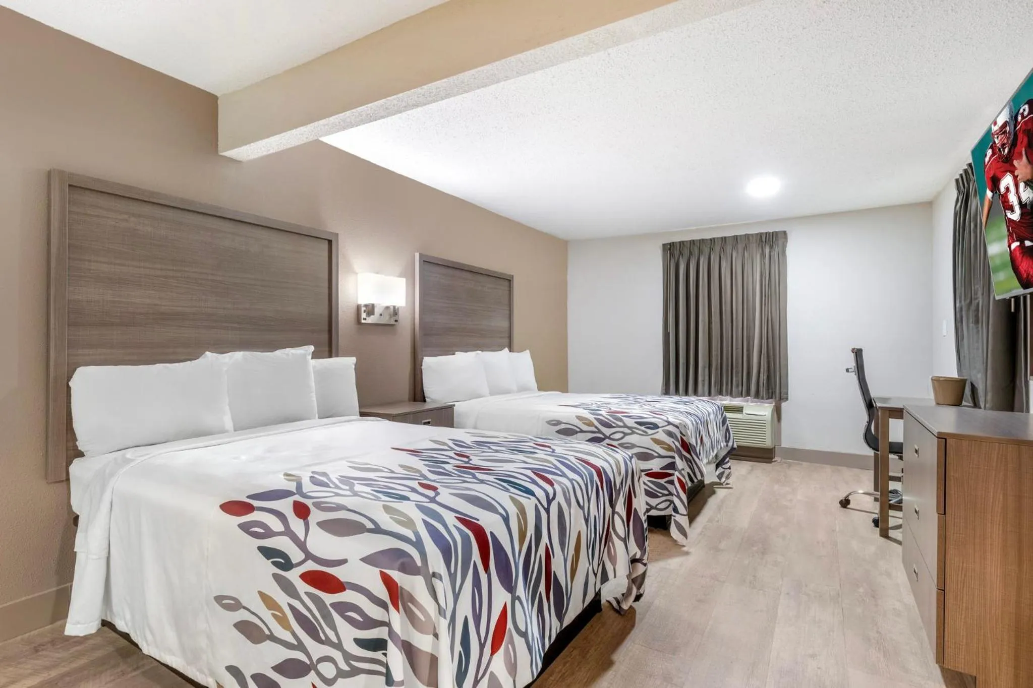 Photo of the whole room, Bed in Red Roof Inn & Suites Newport News