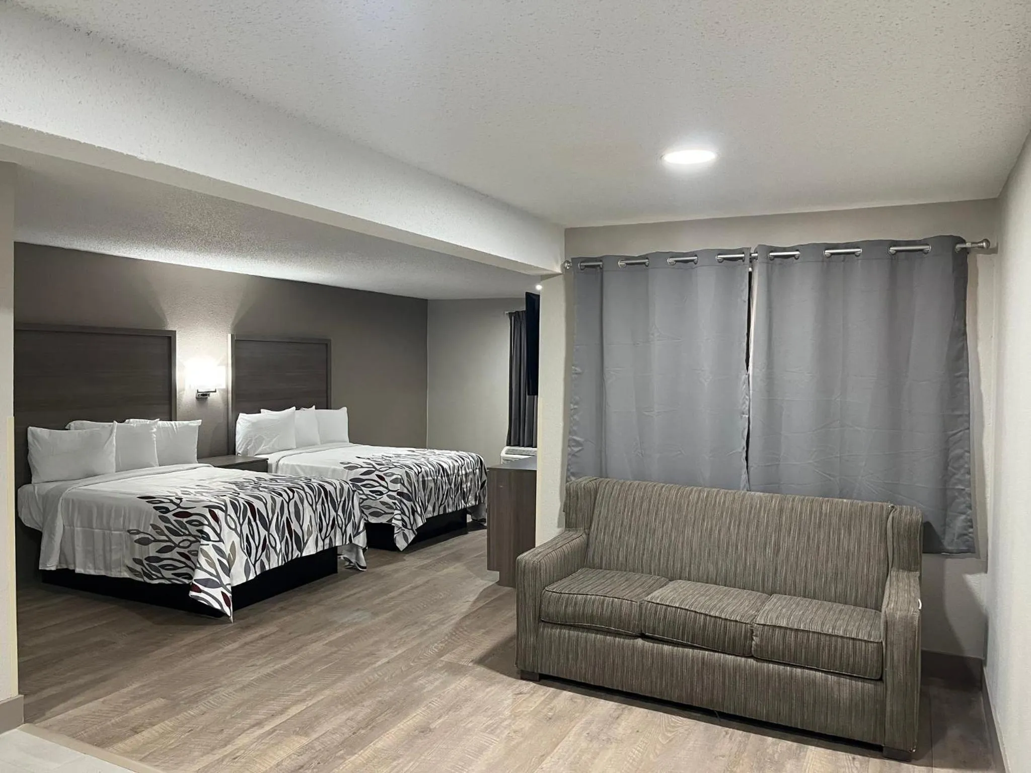 Photo of the whole room, Bed in Red Roof Inn & Suites Newport News