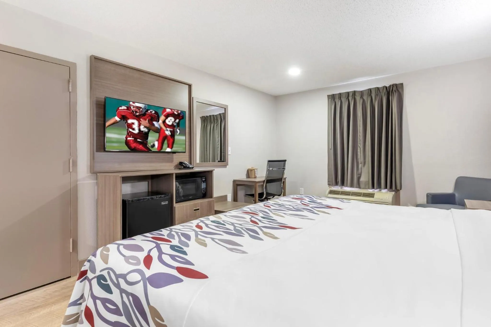 Photo of the whole room, Bed in Red Roof Inn & Suites Newport News