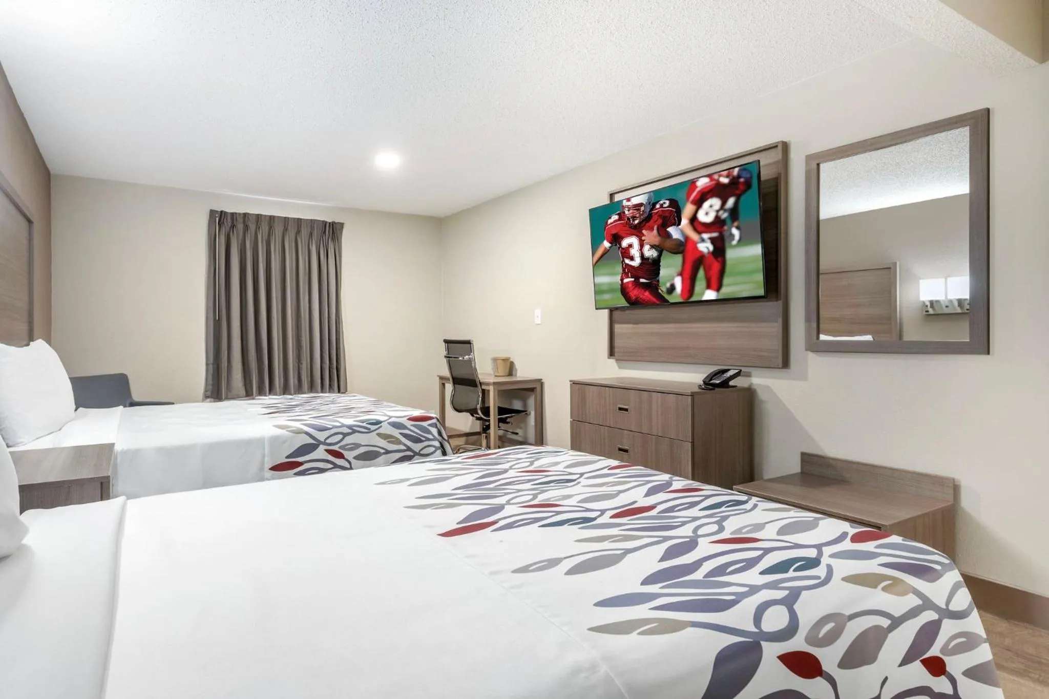 Photo of the whole room, Bed in Red Roof Inn & Suites Newport News