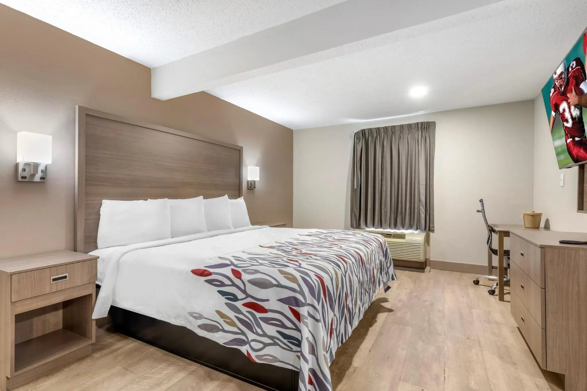 Photo of the whole room, Bed in Red Roof Inn & Suites Newport News