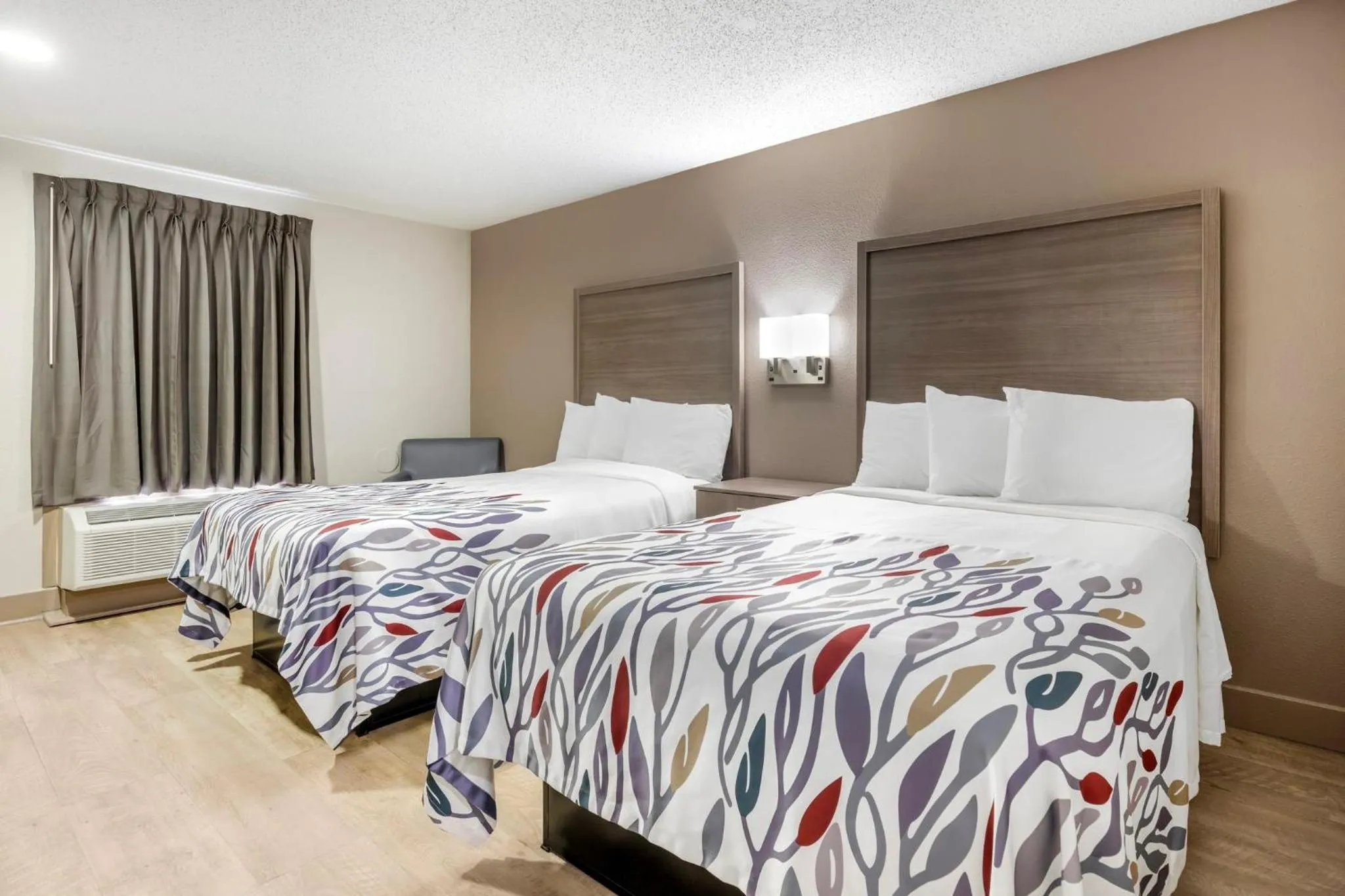 Photo of the whole room, Bed in Red Roof Inn & Suites Newport News