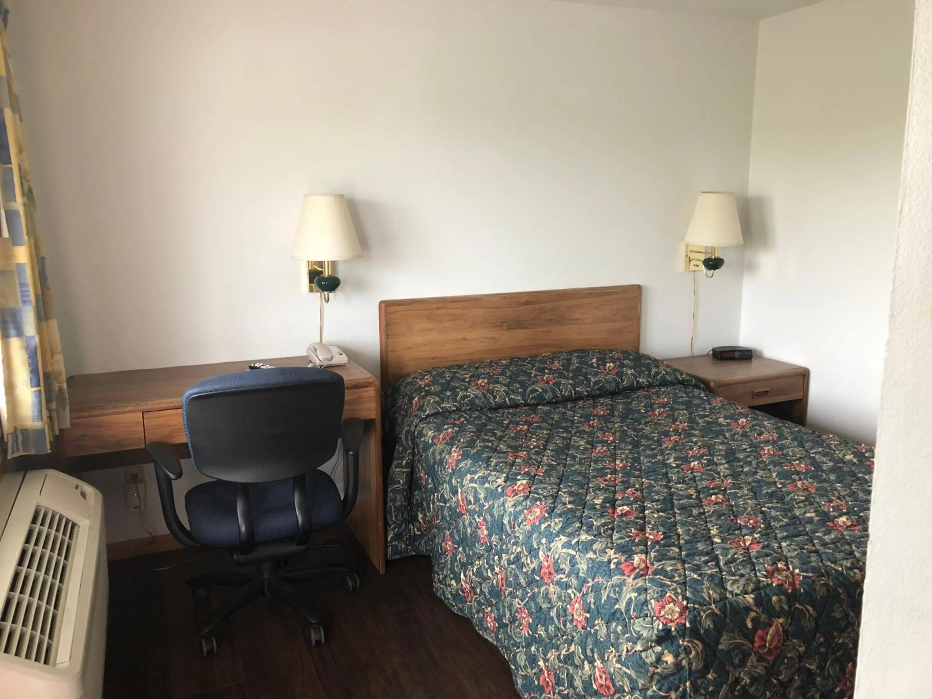 Bed in Neva Jean Motel