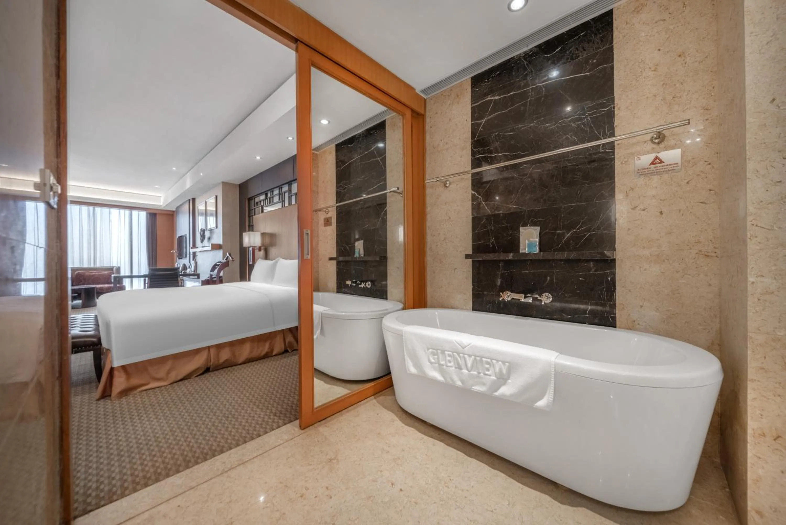 Bathroom, Bed in Glenview ITC Plaza Chongqing