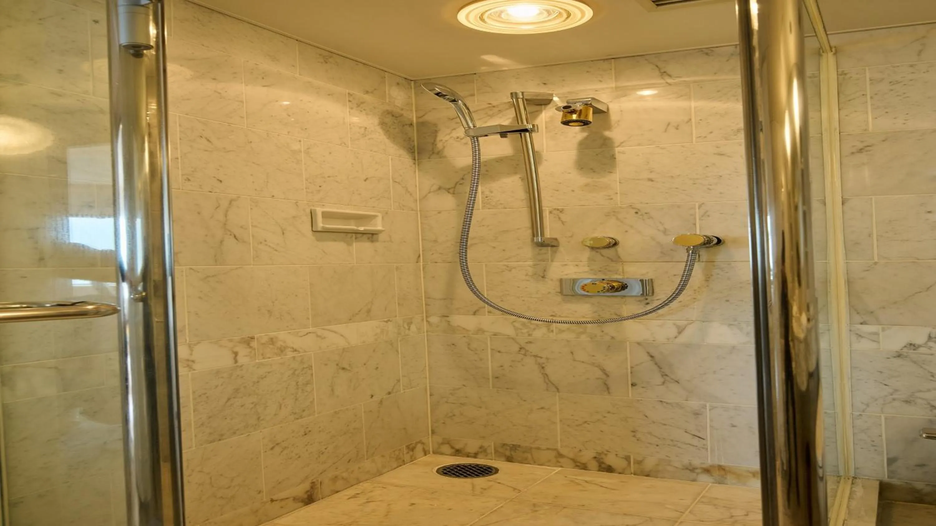 Photo of the whole room in ANA Holiday Inn Tokyo Bay by IHG