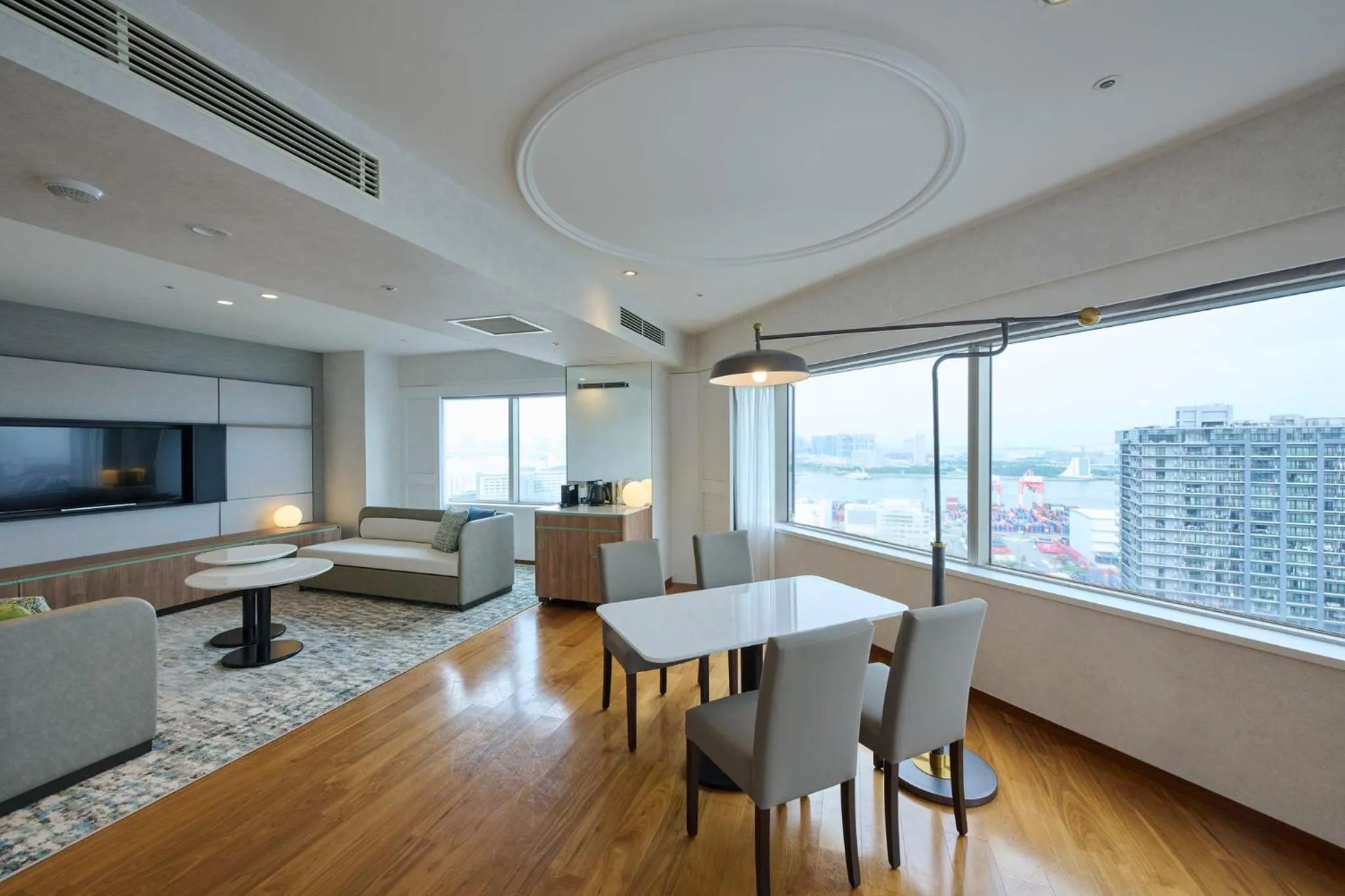 Photo of the whole room in ANA Holiday Inn Tokyo Bay by IHG