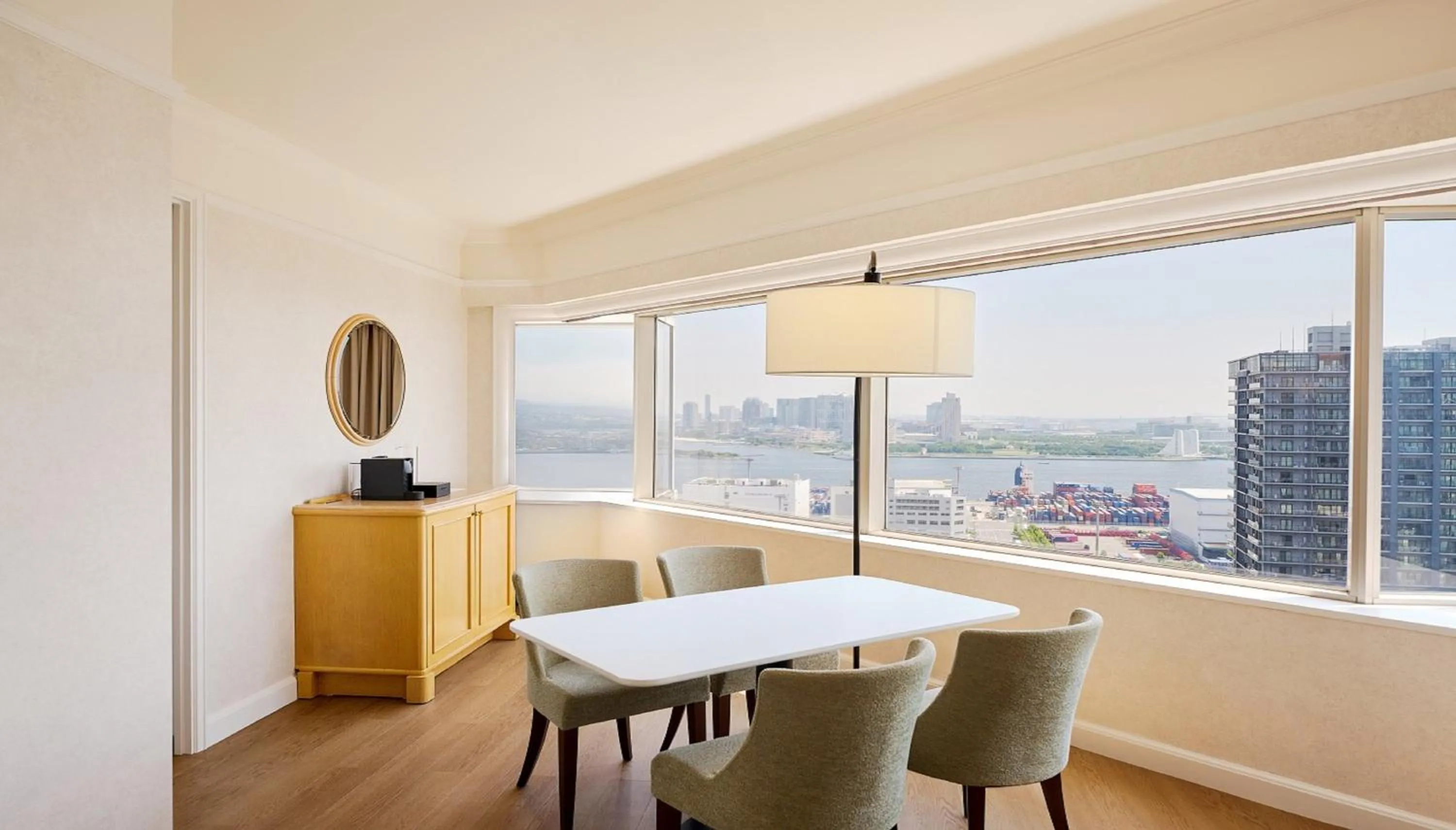 Photo of the whole room in ANA Holiday Inn Tokyo Bay by IHG