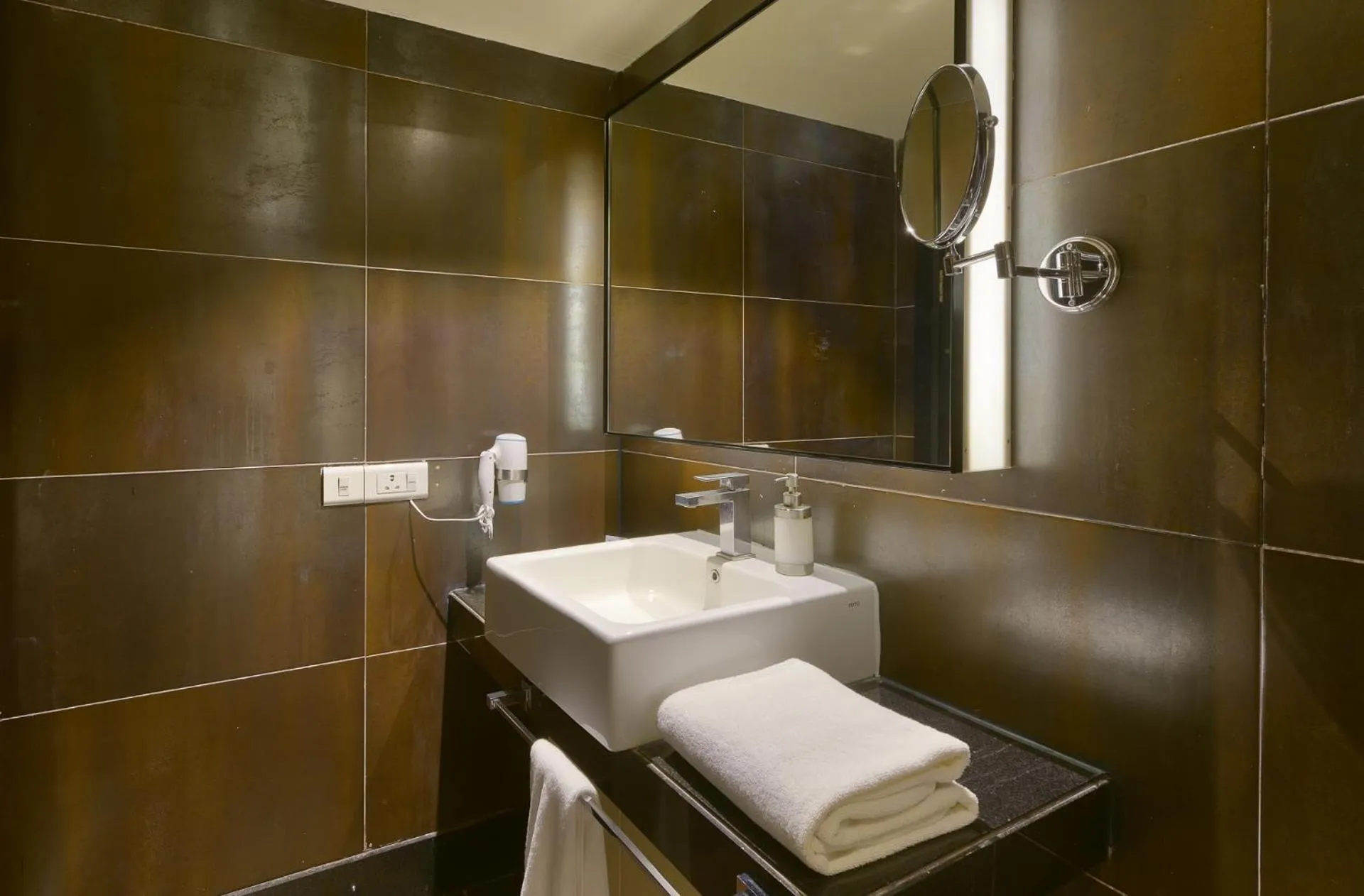 Bathroom in Davanam Sarovar Portico Suites