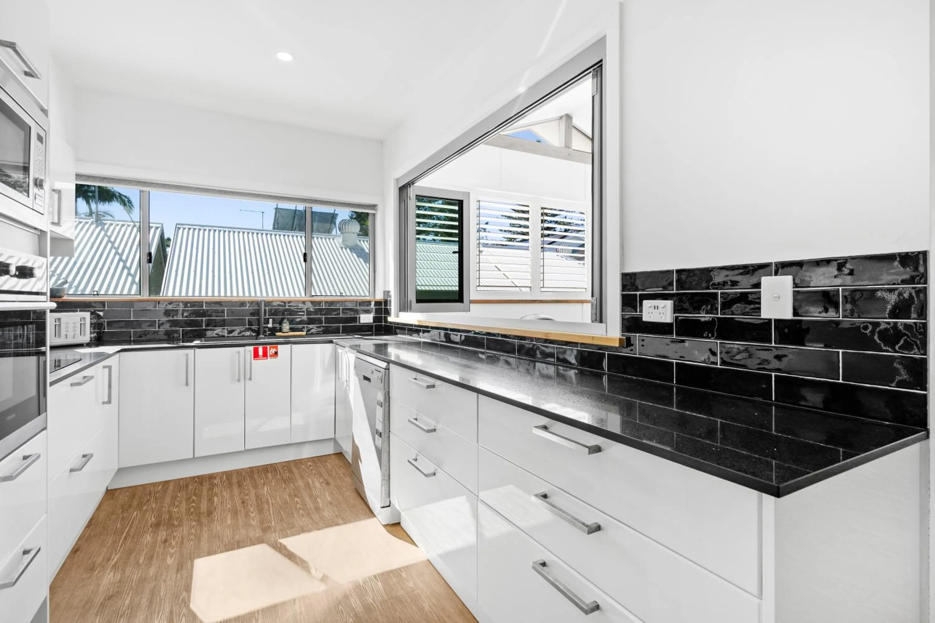 Kitchen or kitchenette in Azur Byron Bay