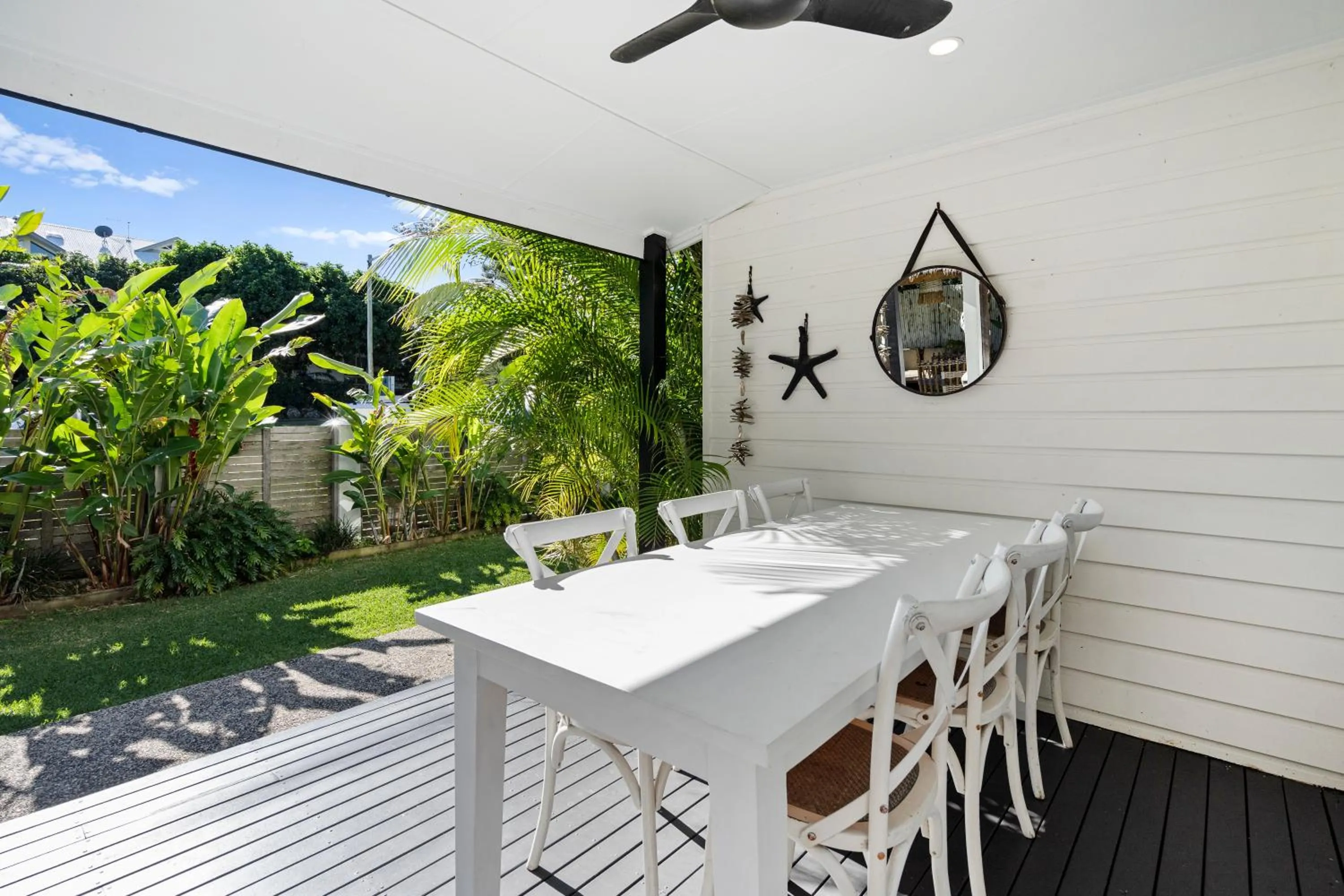 Dining area in Azur Byron Bay