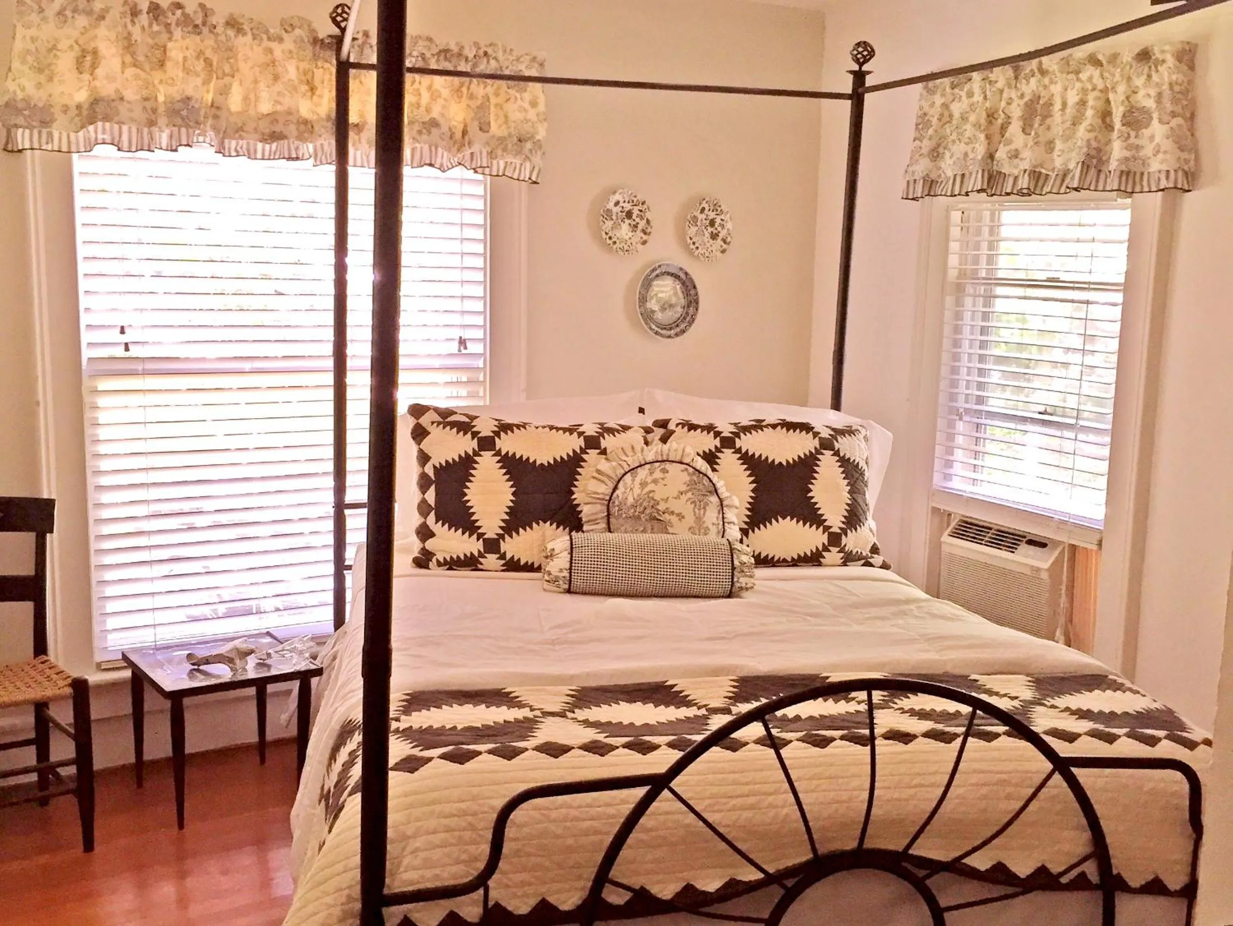 Bed in 18 Vine Inn & Carriage House