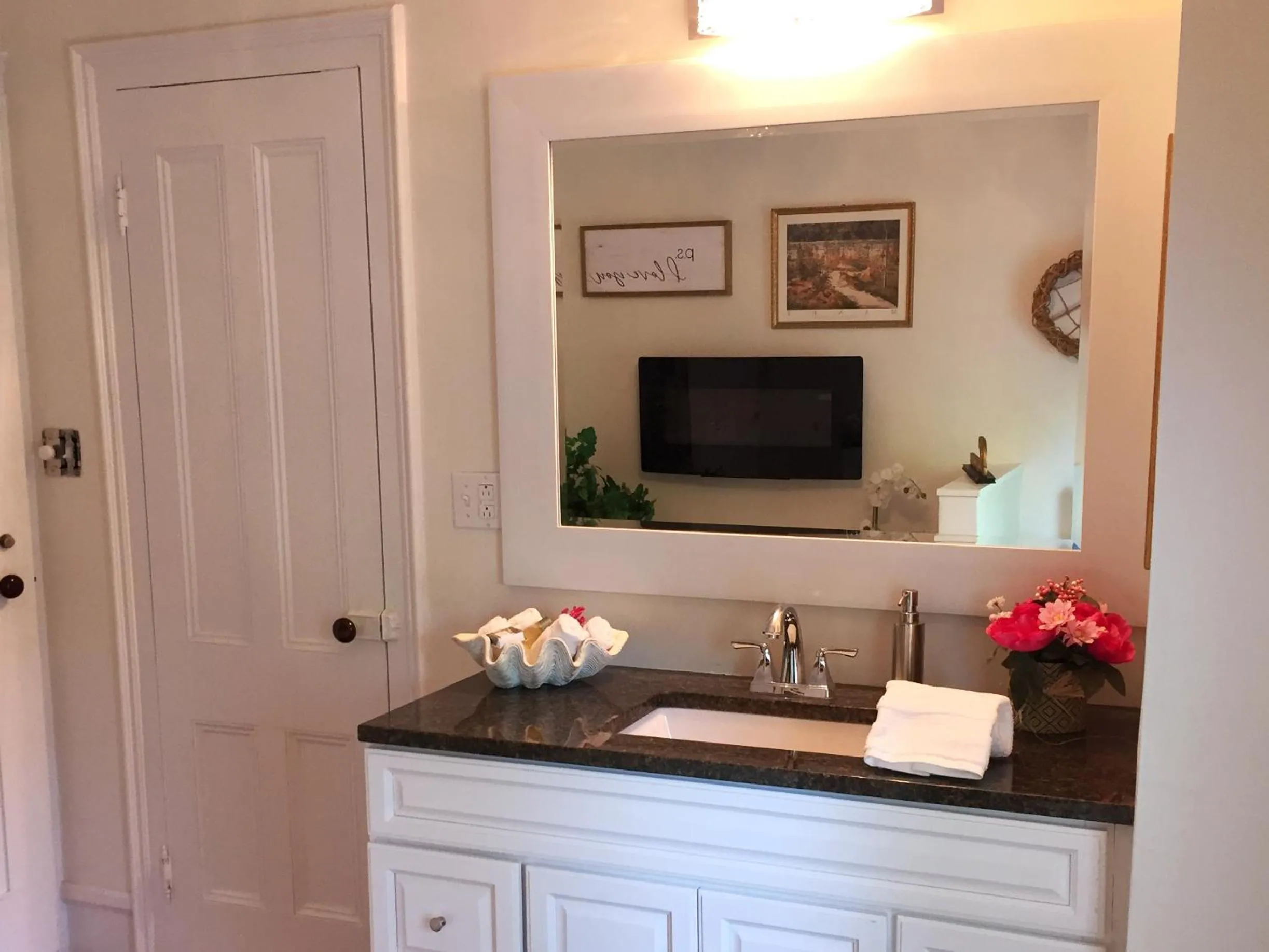 Bathroom in 18 Vine Inn & Carriage House