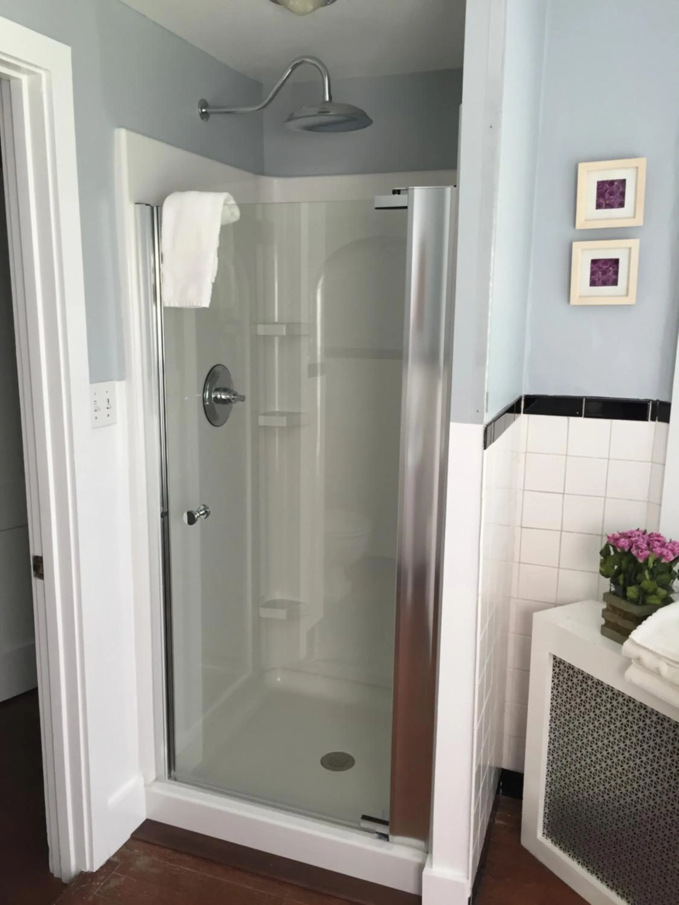 Shower in 18 Vine Inn & Carriage House