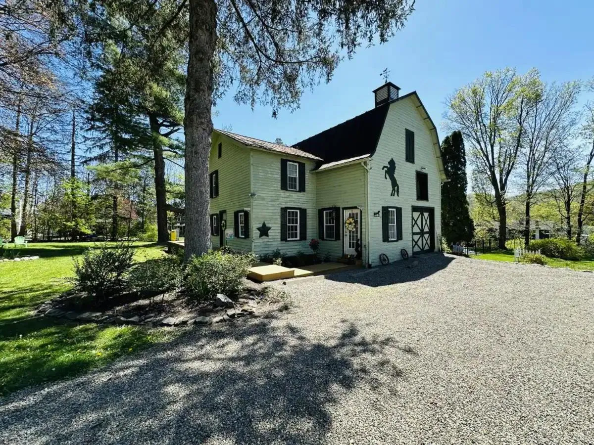 18 Vine Inn & Carriage House