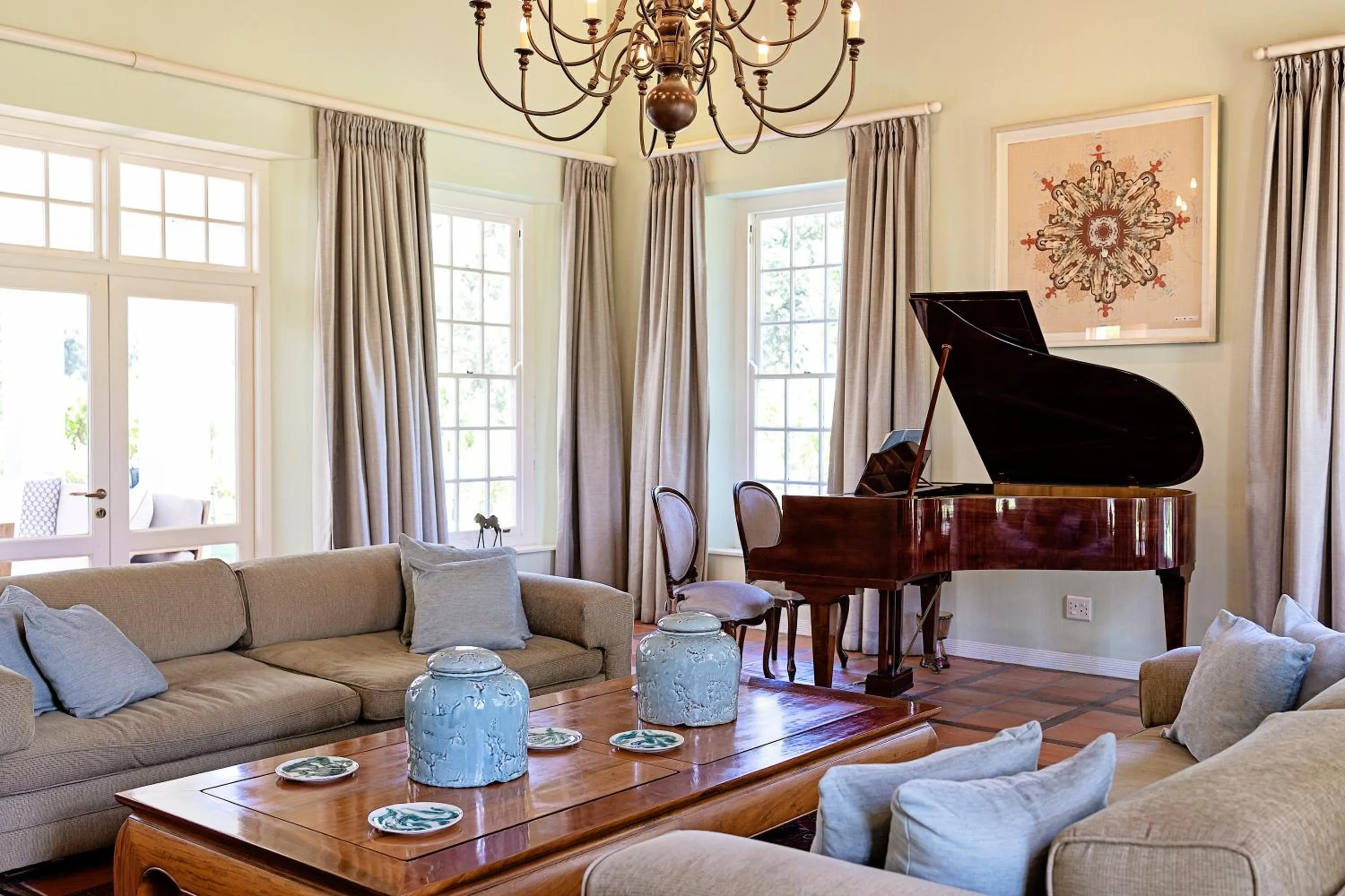 Communal lounge/ TV room in Holden Manz Country House