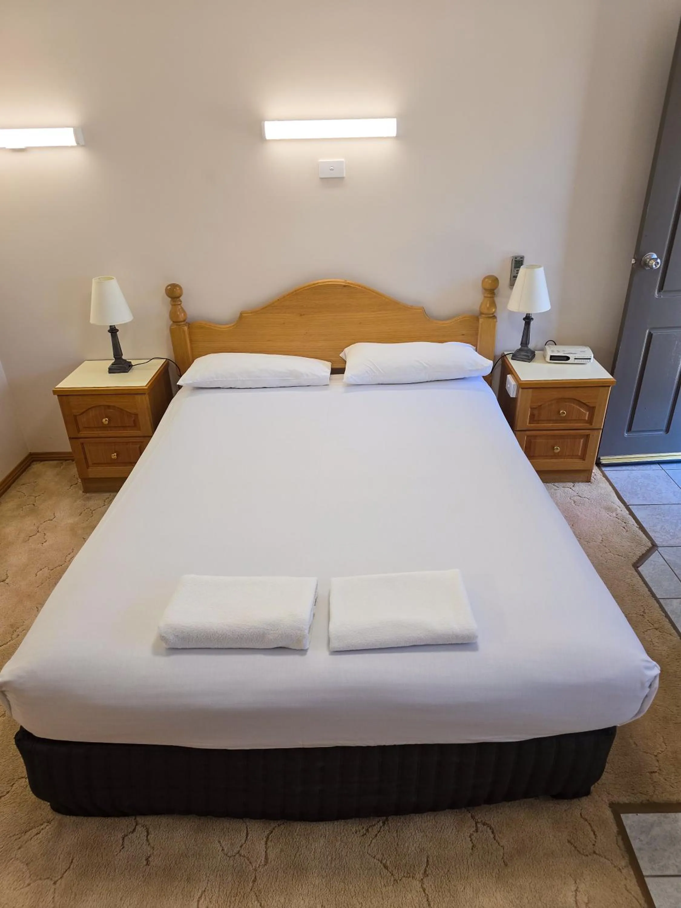 Bed in Tumut Valley Motel Pet Friendly