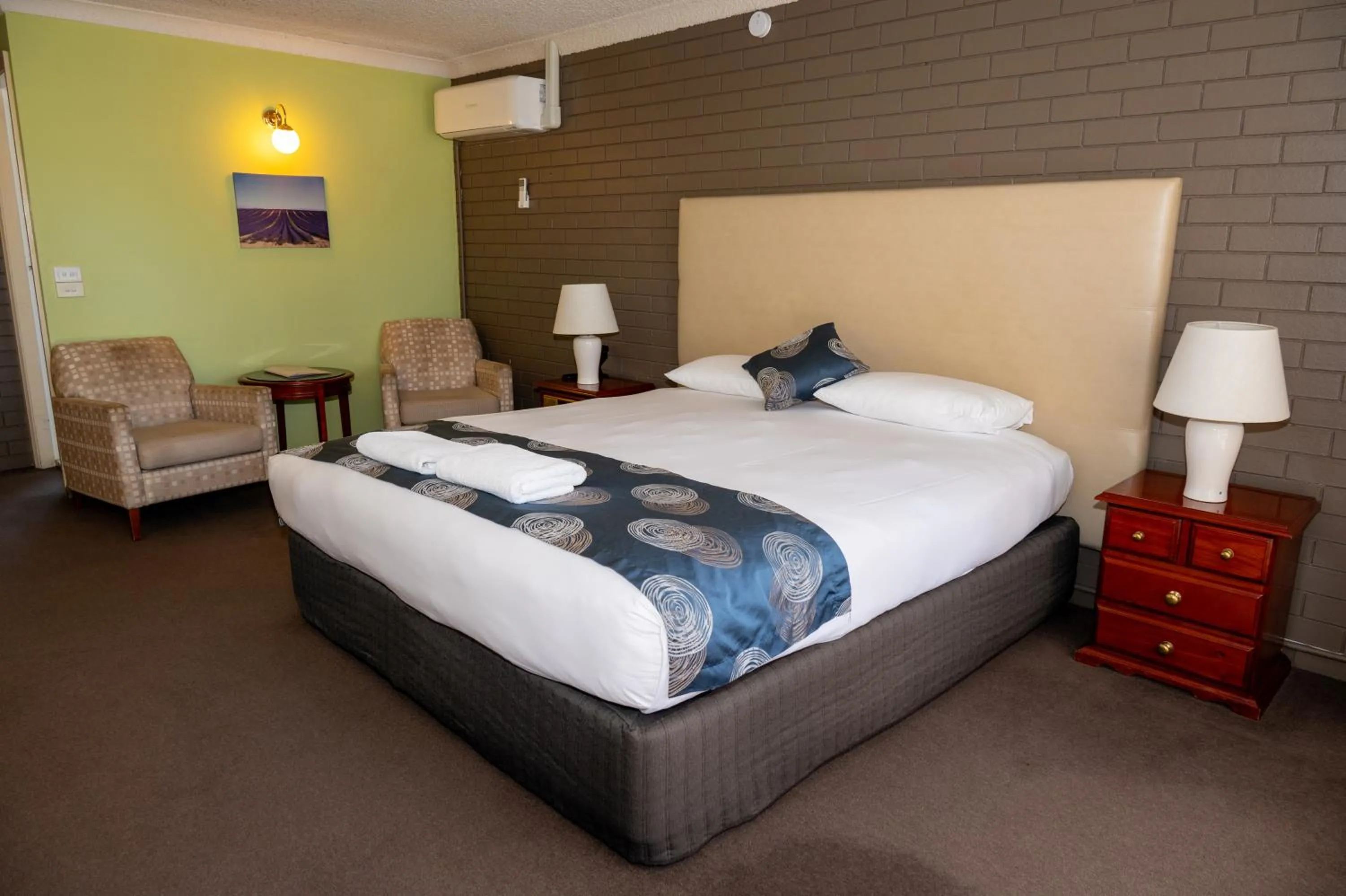 Bed in Tumut Valley Motel Pet Friendly